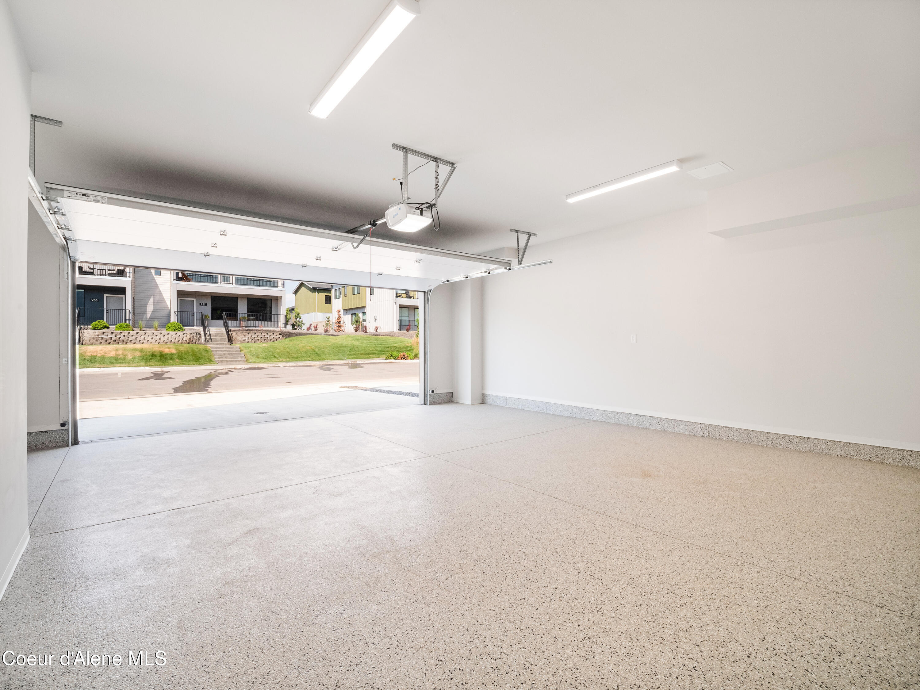 962 E Railroad Ave
