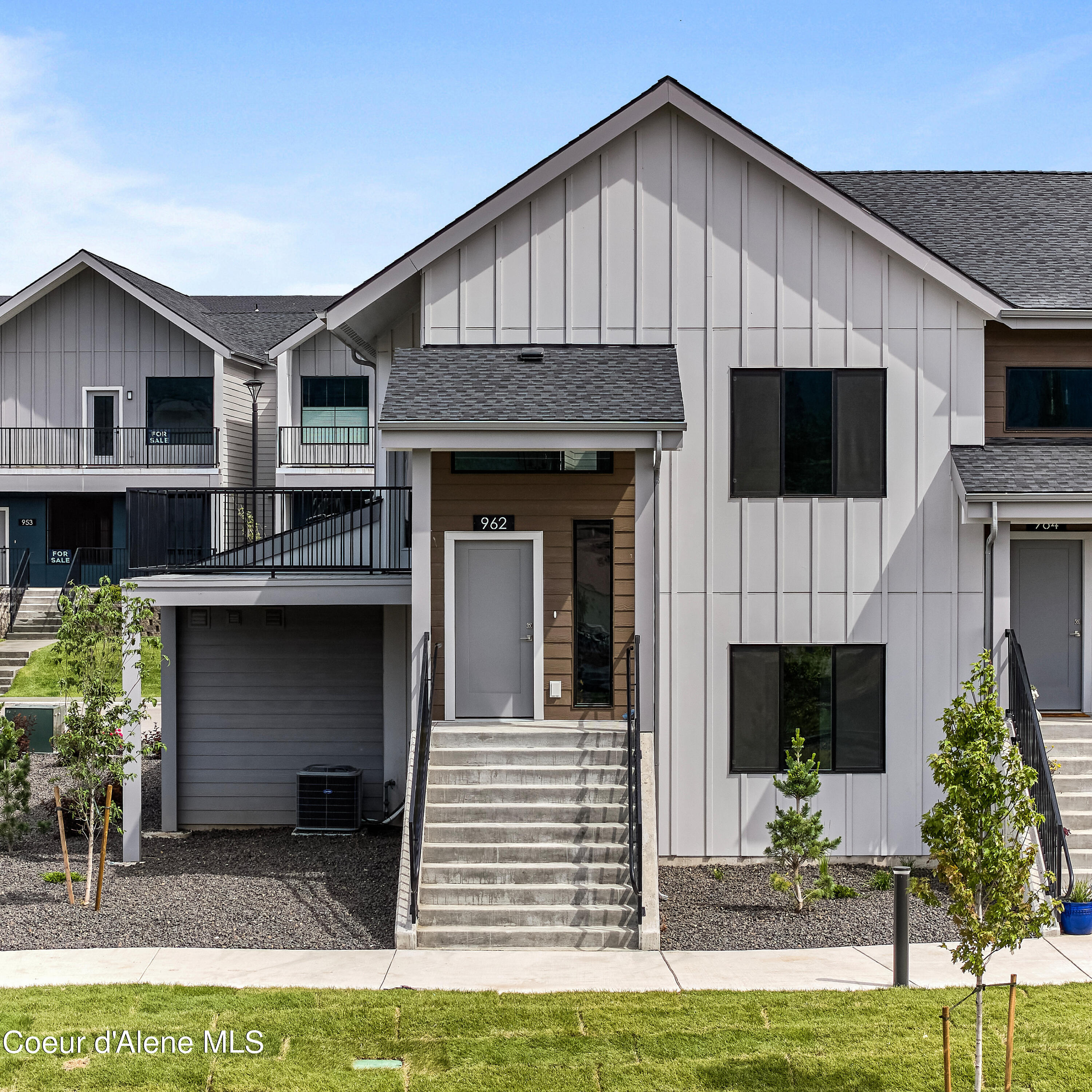 962 E Railroad Ave