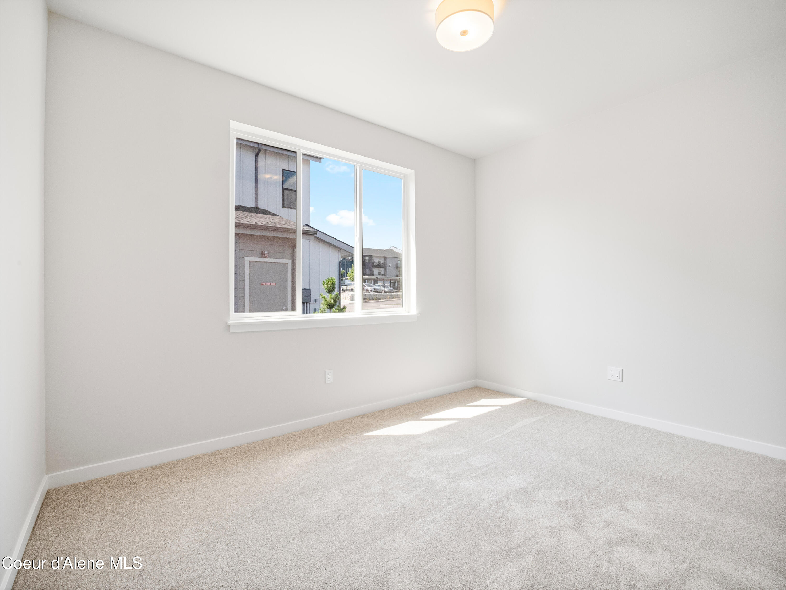 962 E Railroad Ave
