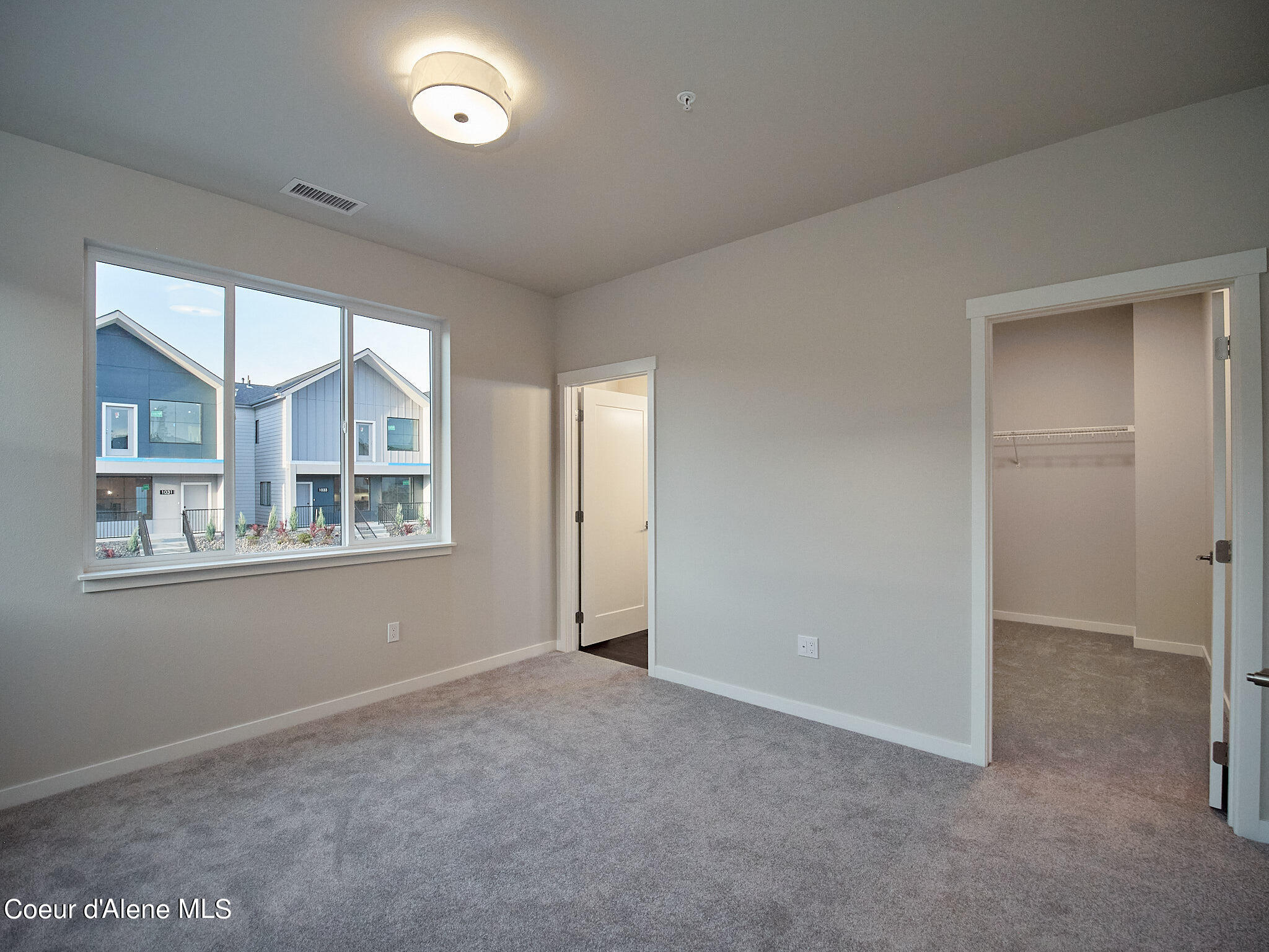 962 E Railroad Ave