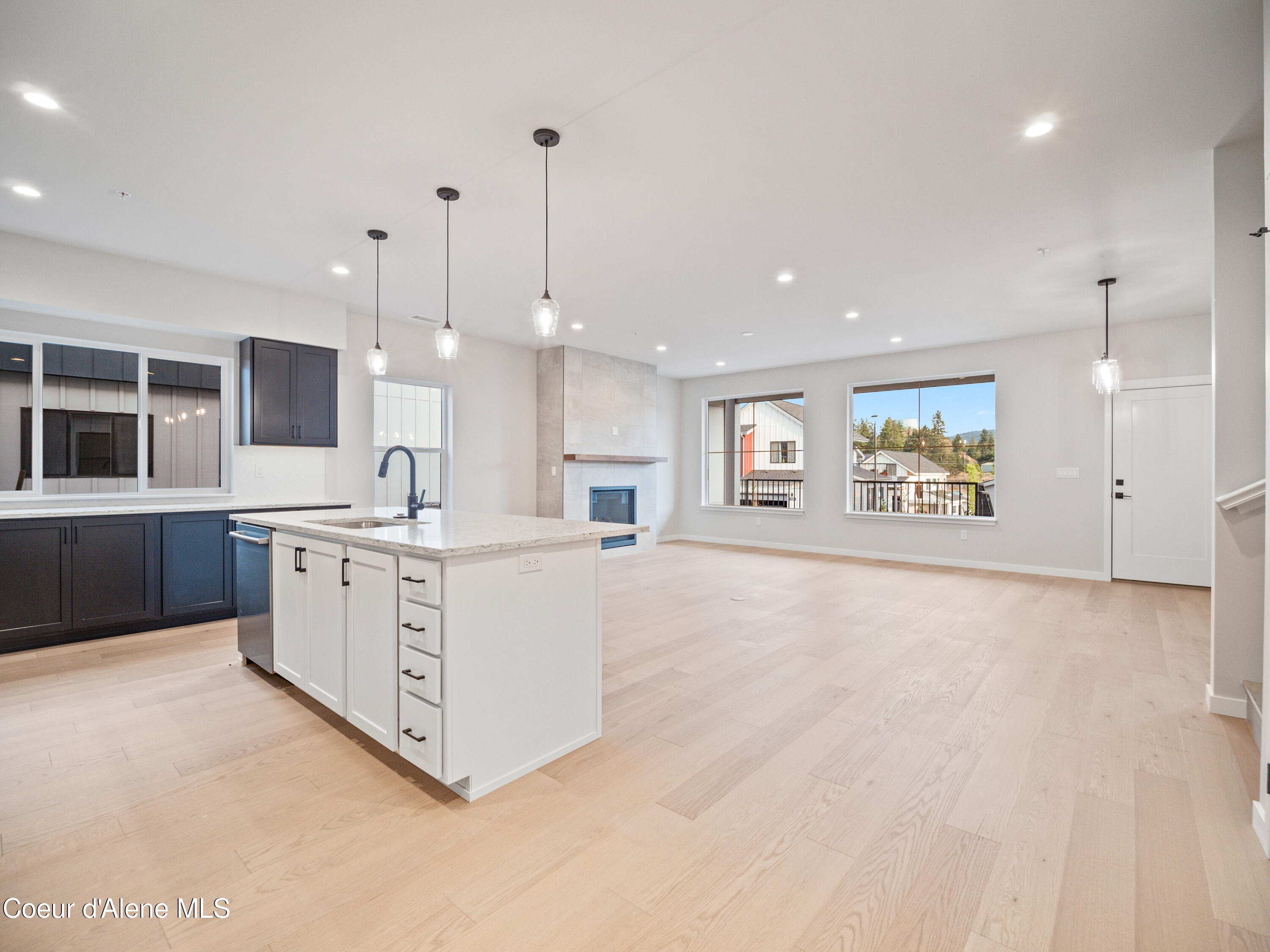 997 E RAILROAD AVE