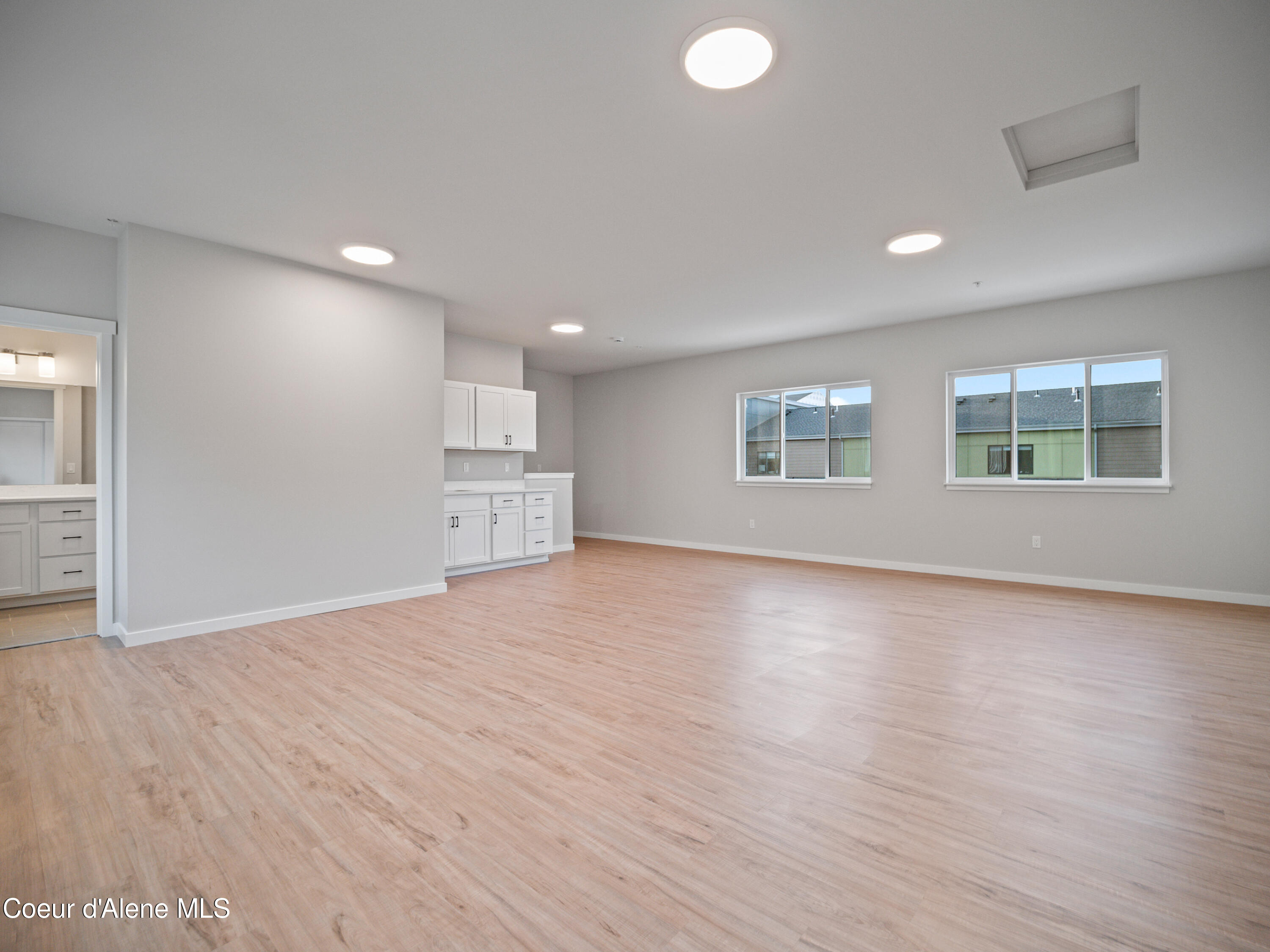 997 E RAILROAD AVE