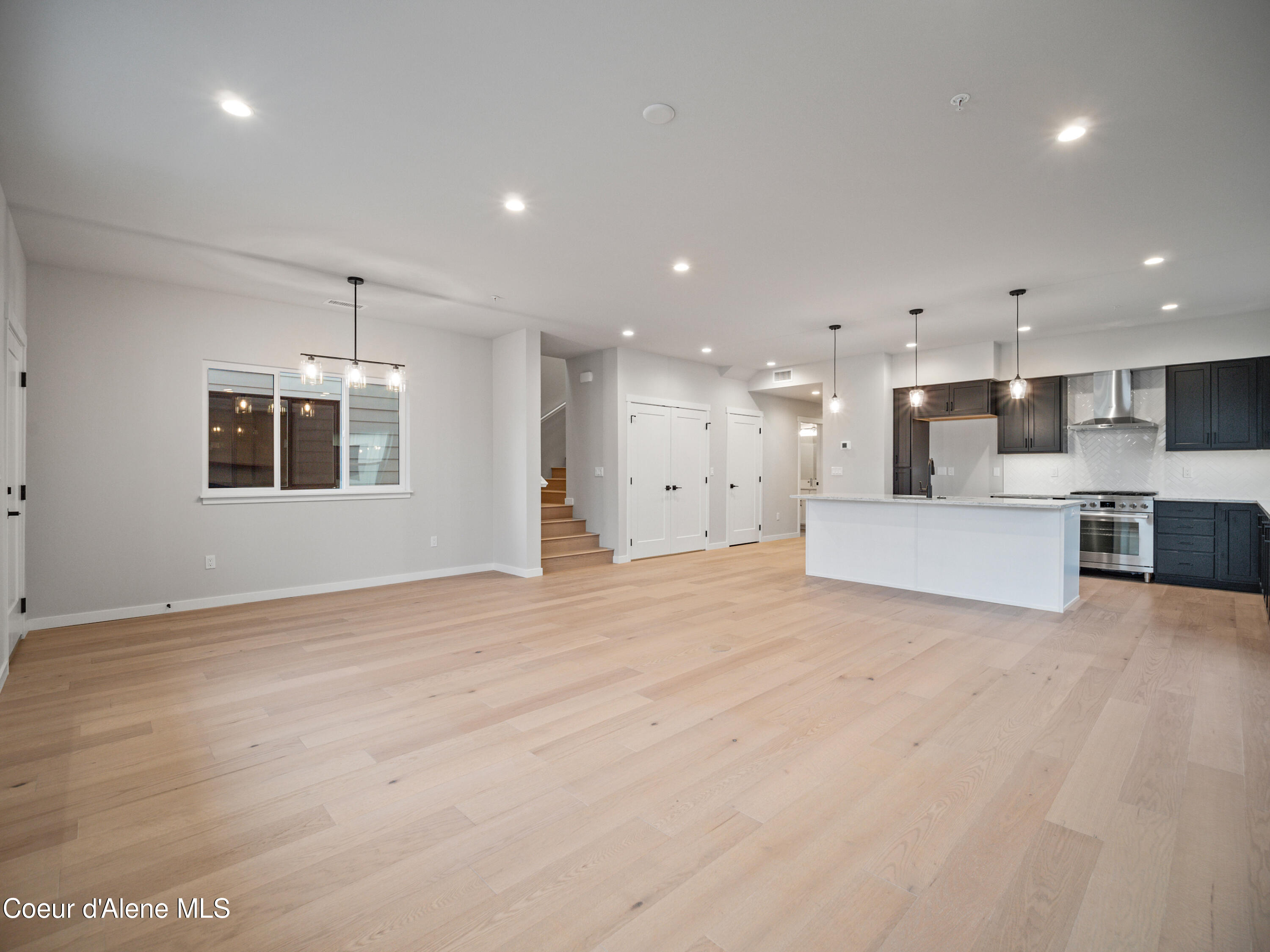 997 E RAILROAD AVE