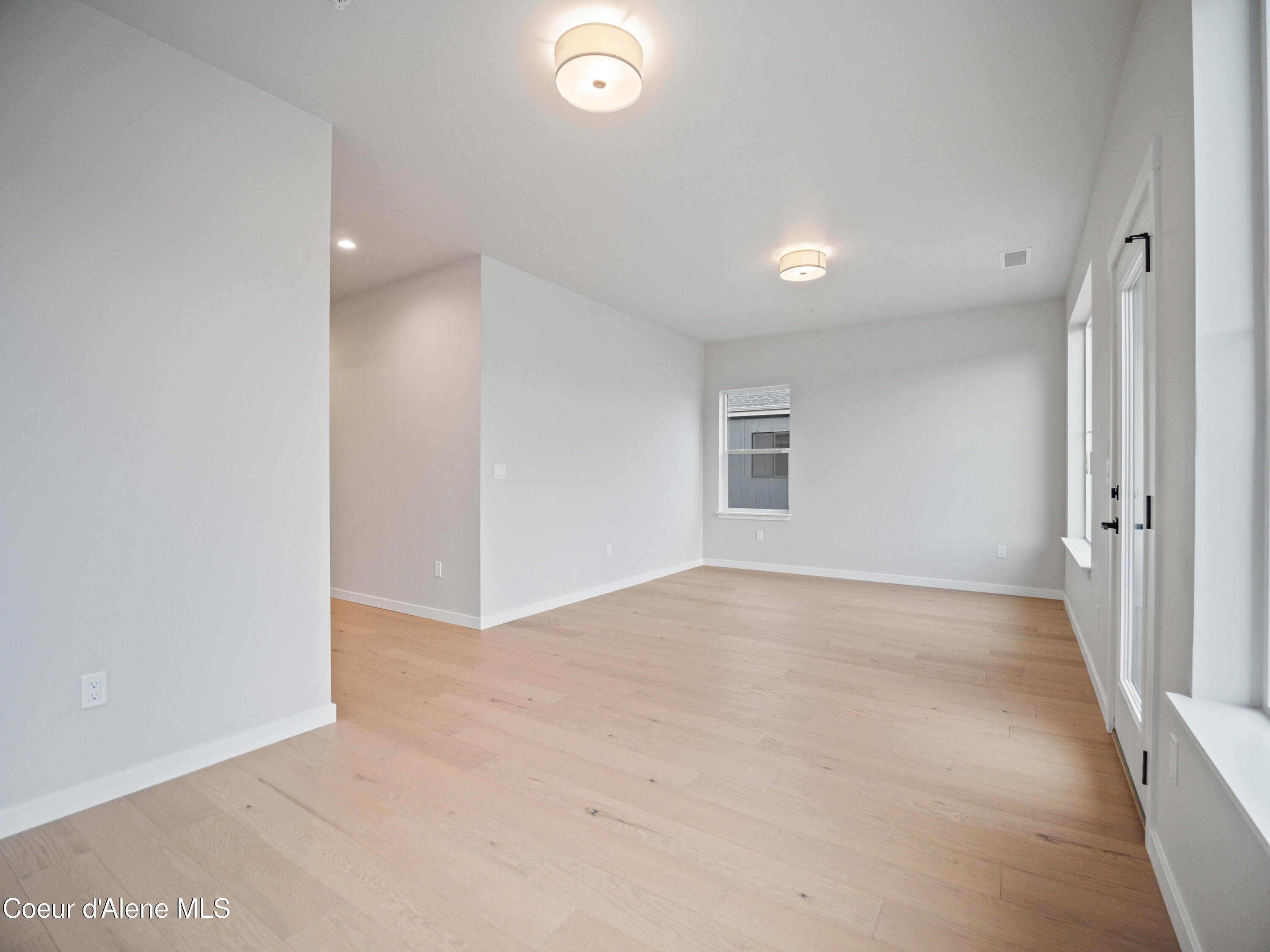 997 E RAILROAD AVE