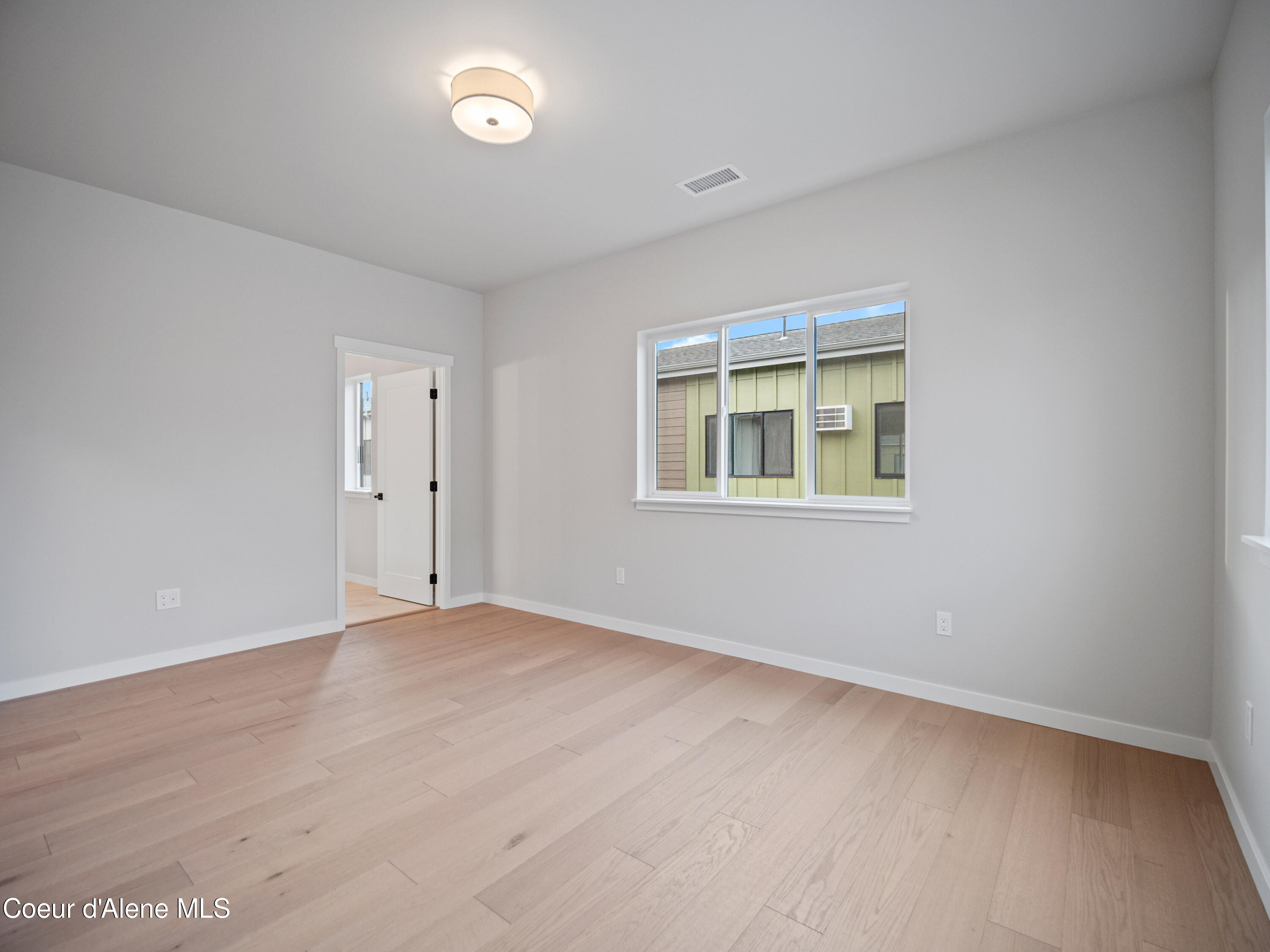 997 E RAILROAD AVE