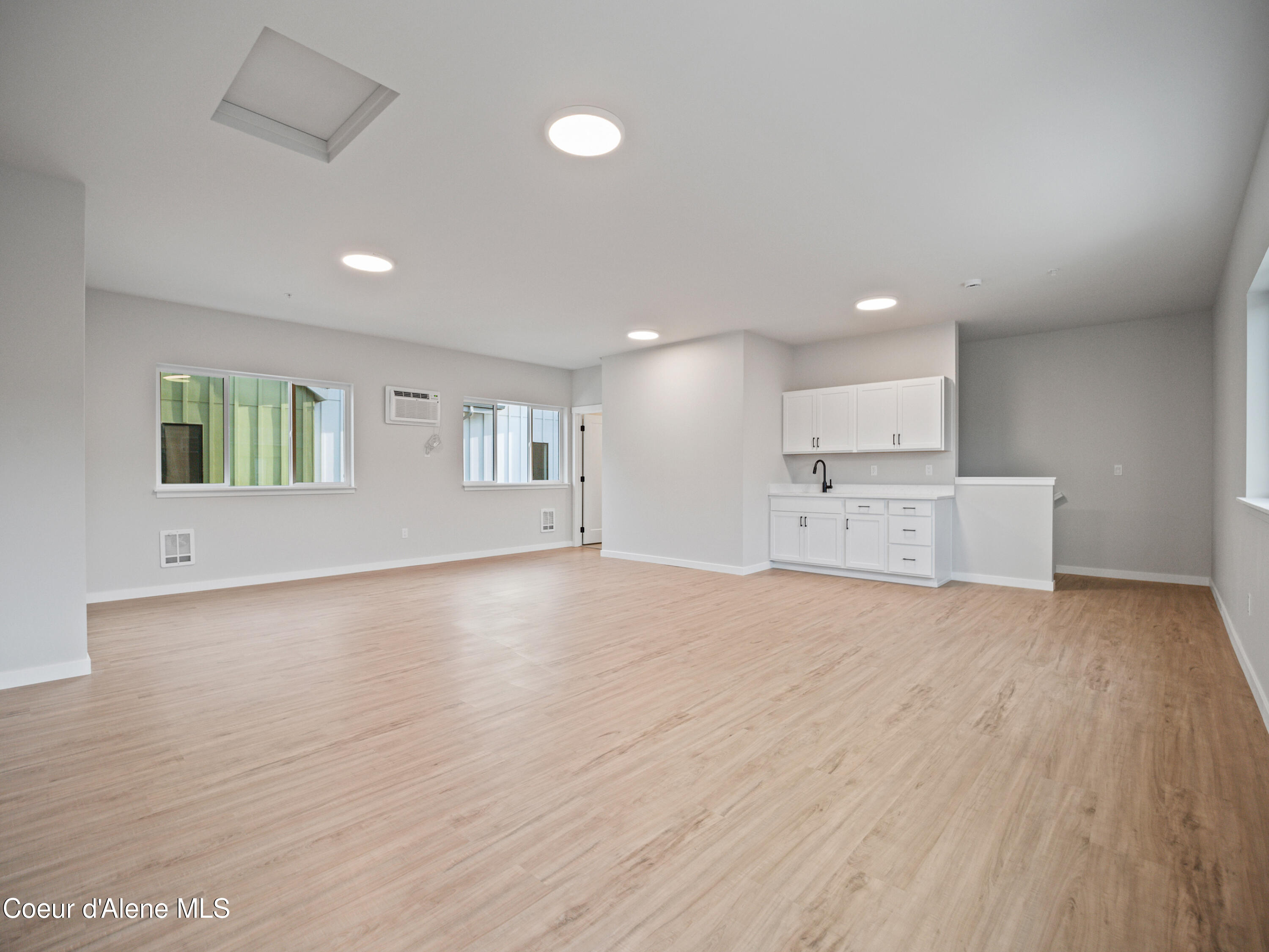 997 E RAILROAD AVE