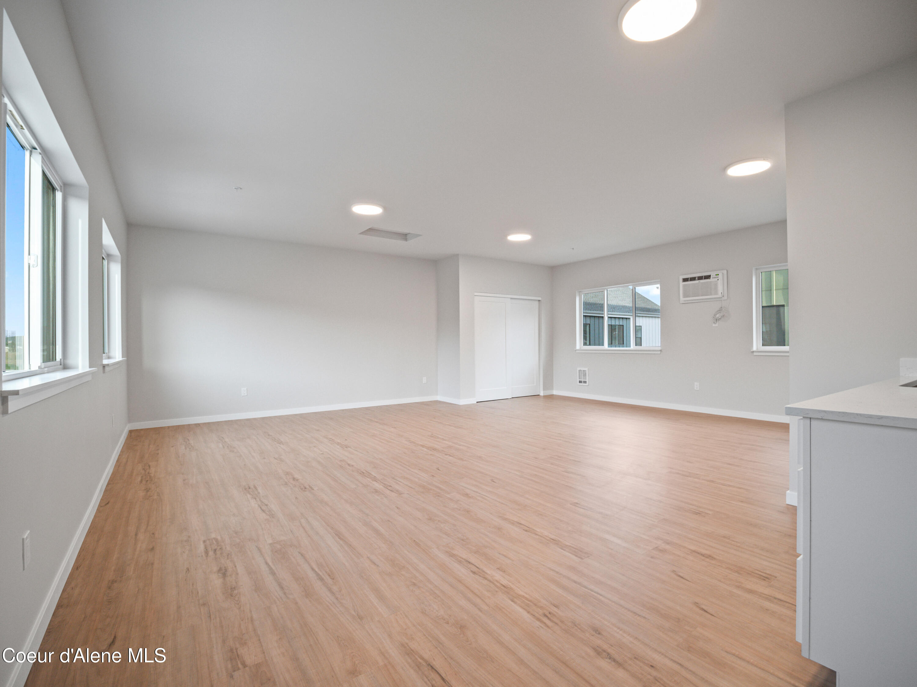997 E RAILROAD AVE