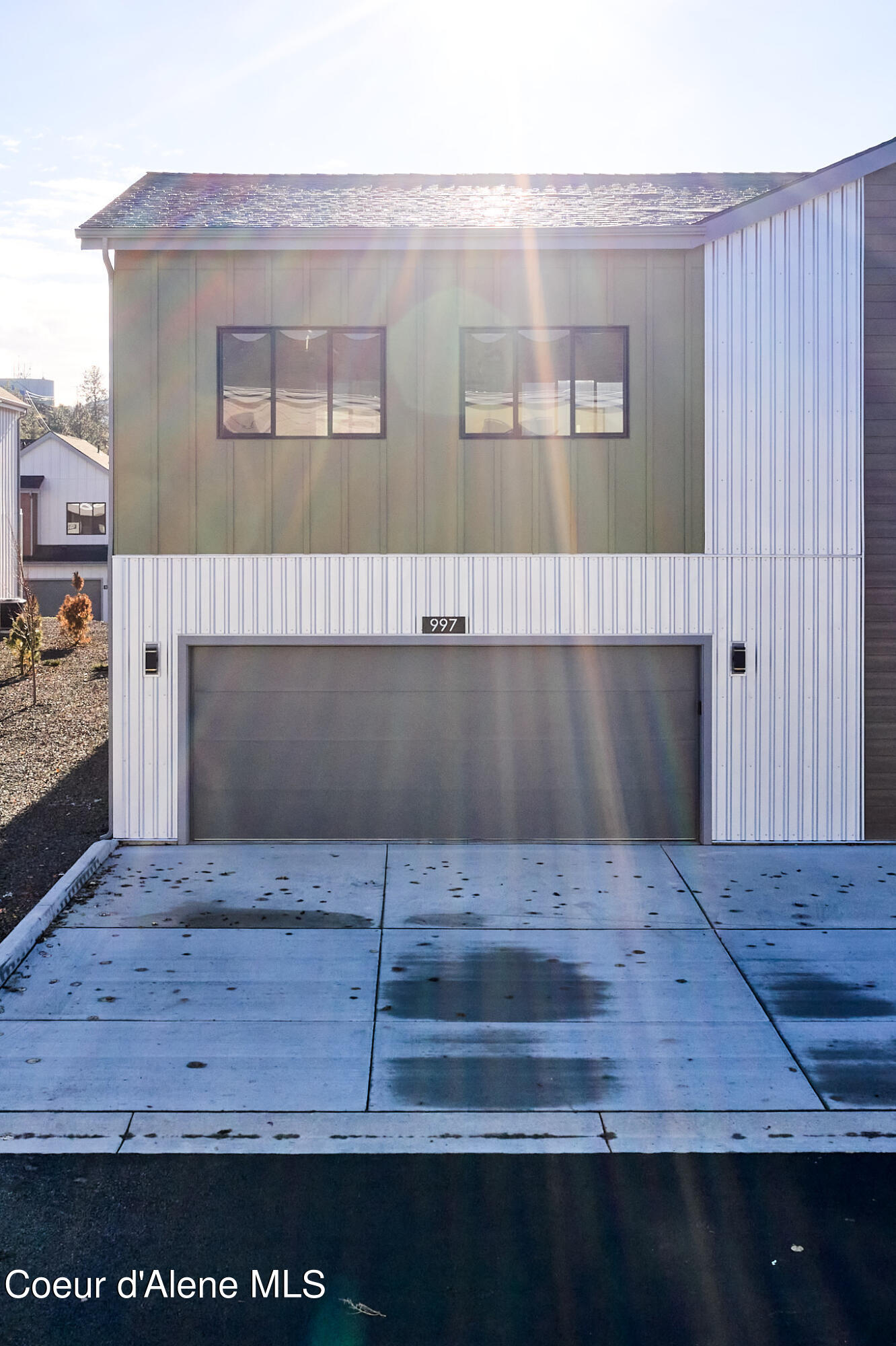 997 E RAILROAD AVE