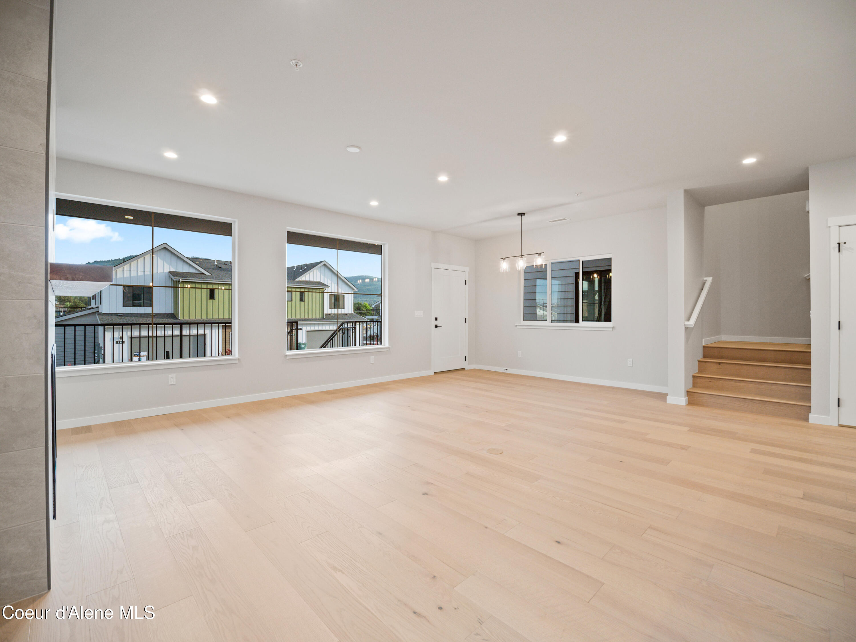 997 E RAILROAD AVE