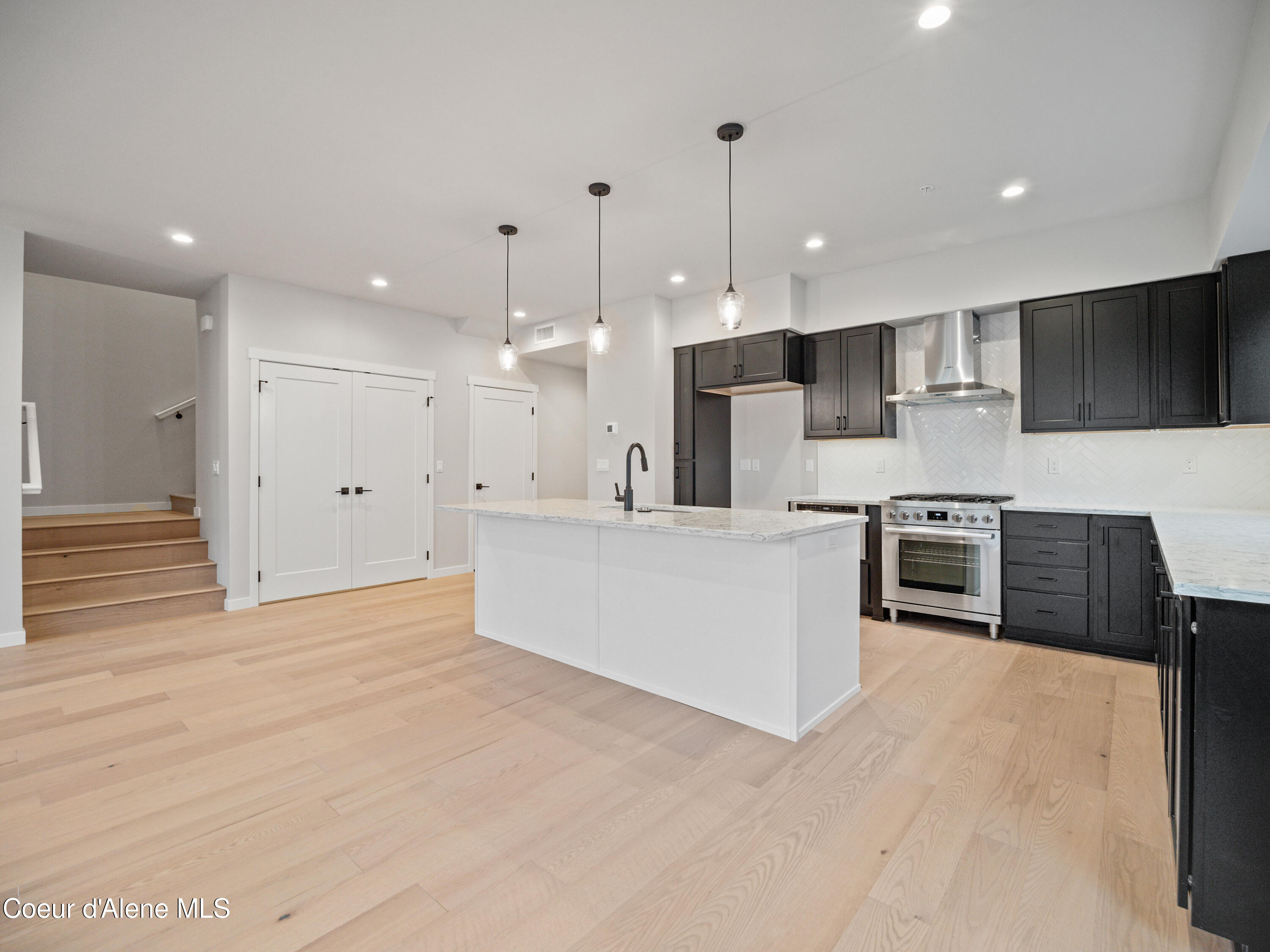 997 E RAILROAD AVE