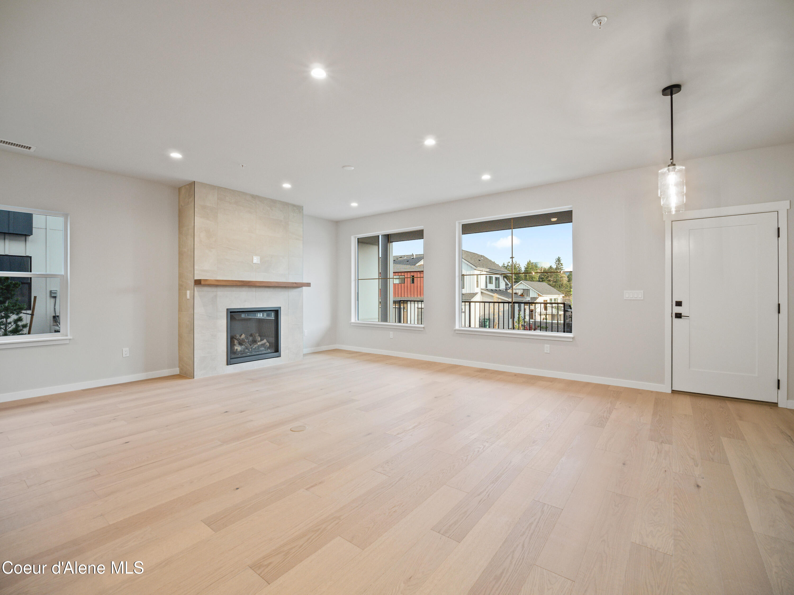 997 E RAILROAD AVE