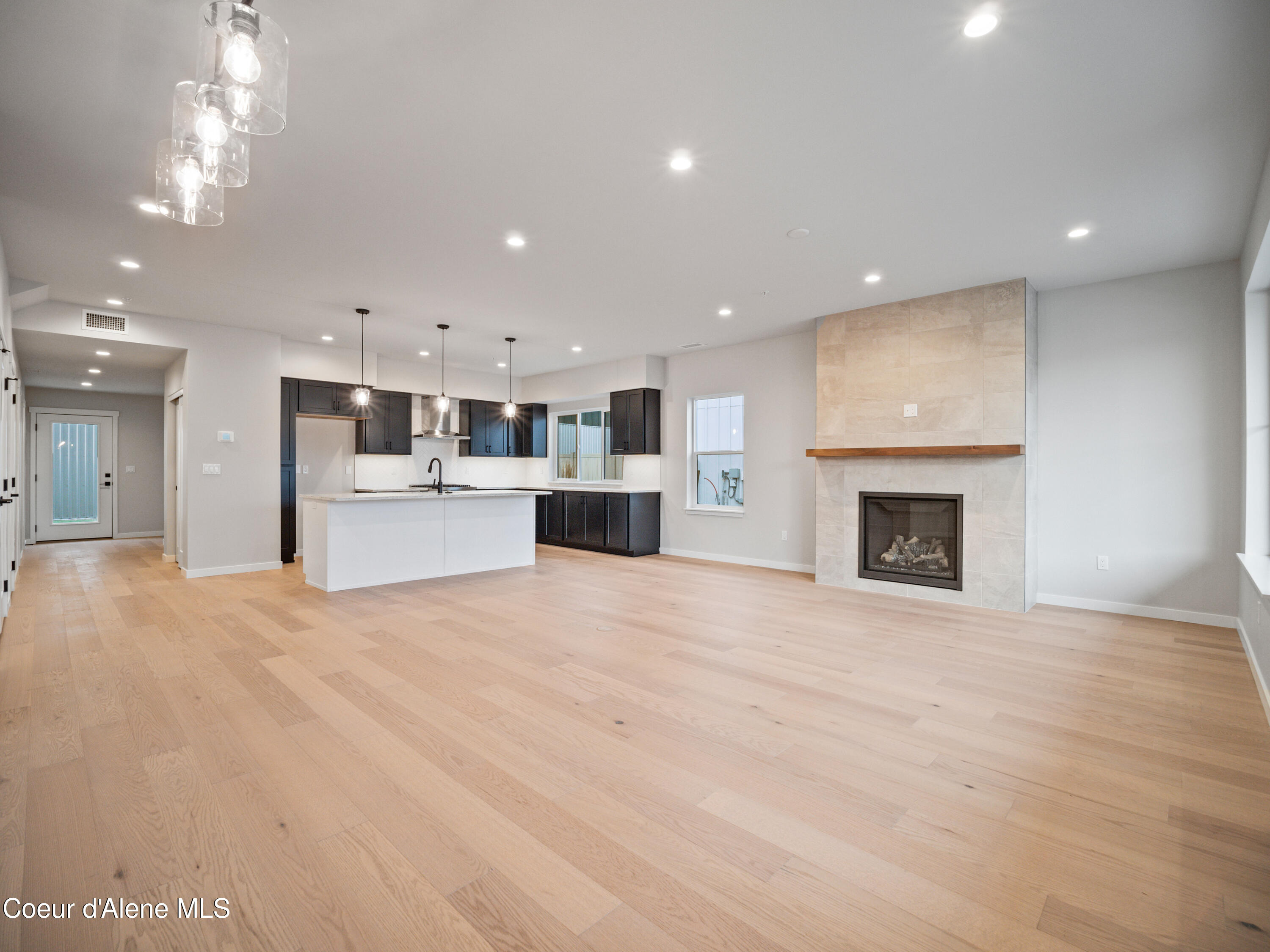 997 E RAILROAD AVE