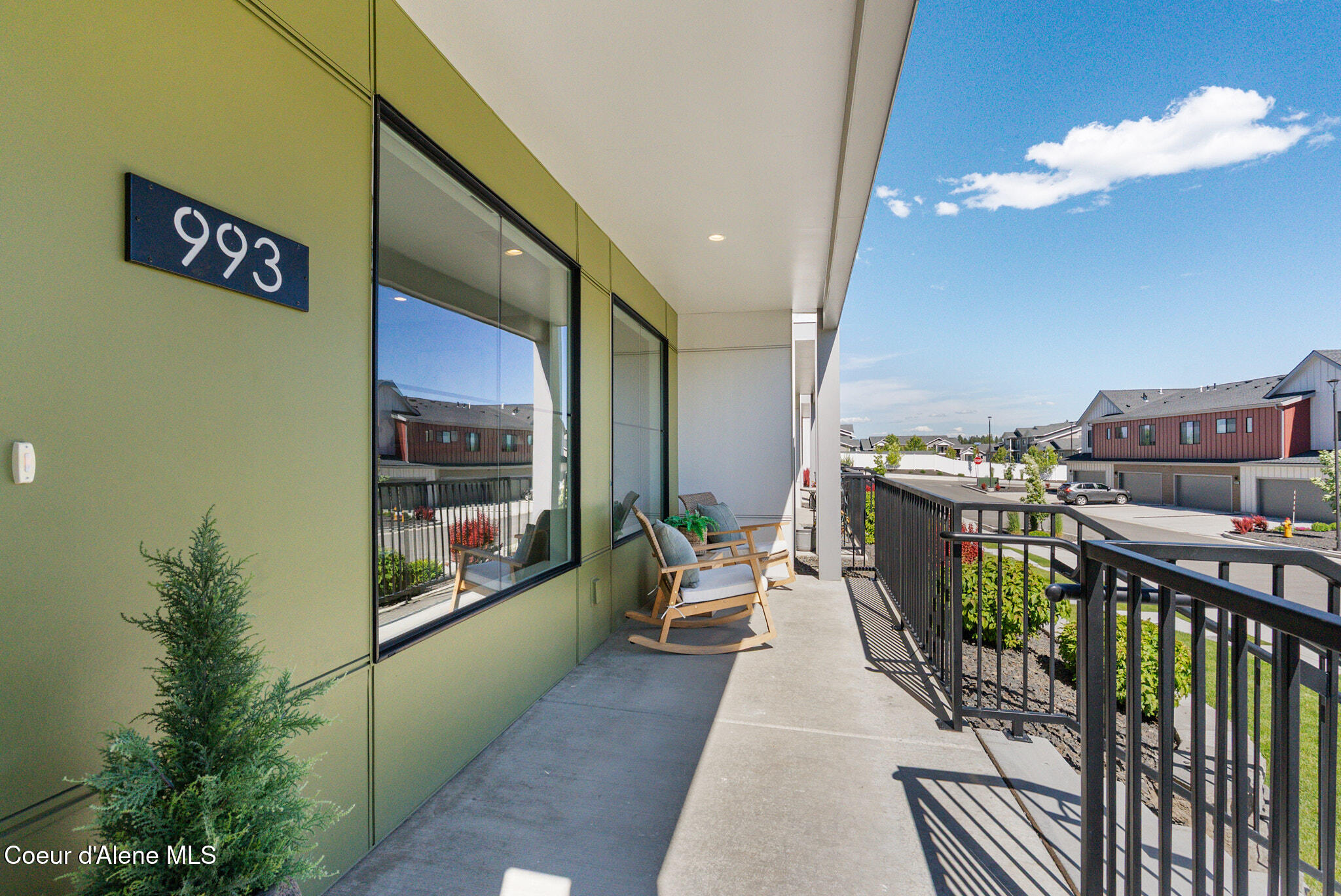 993 E RAILROAD AVE