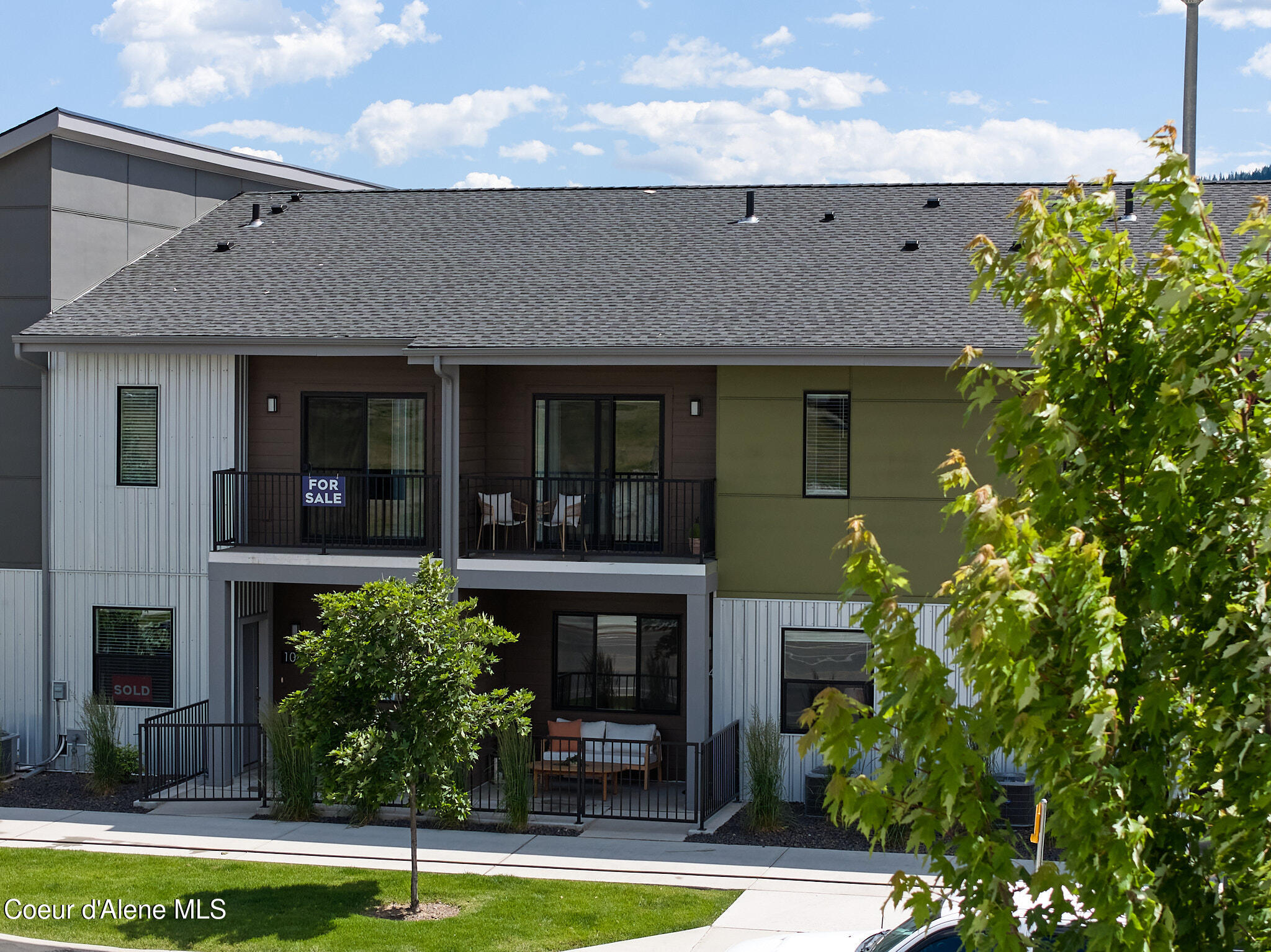 1046 E 4TH AVE