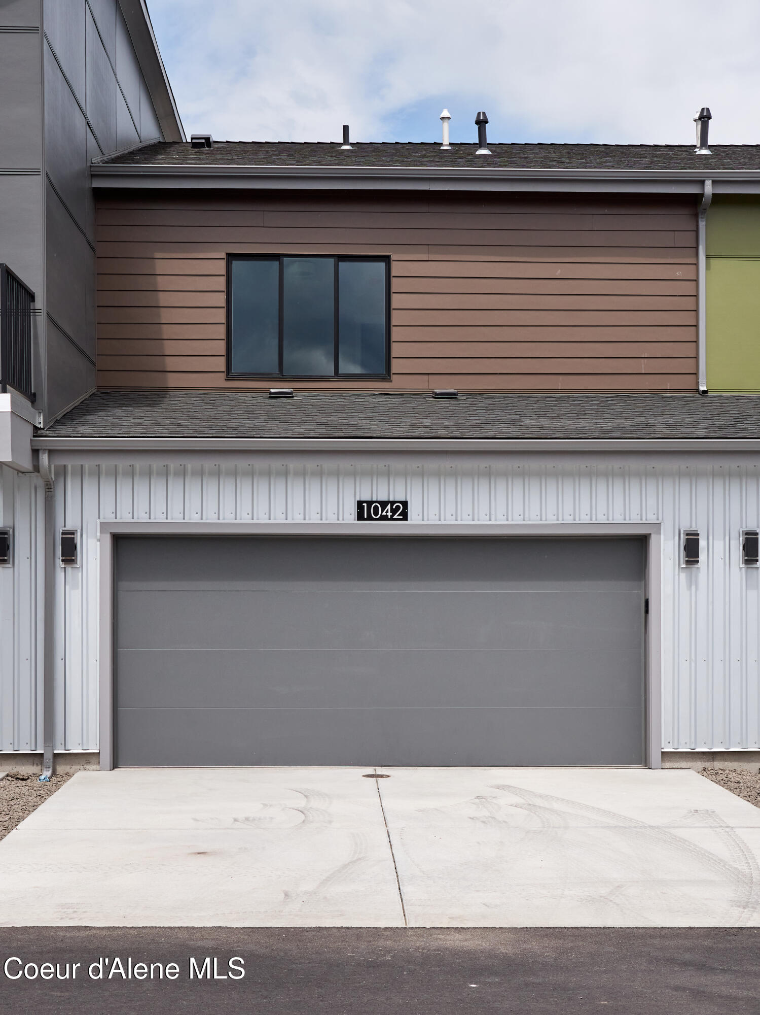 1042 E 4TH AVE