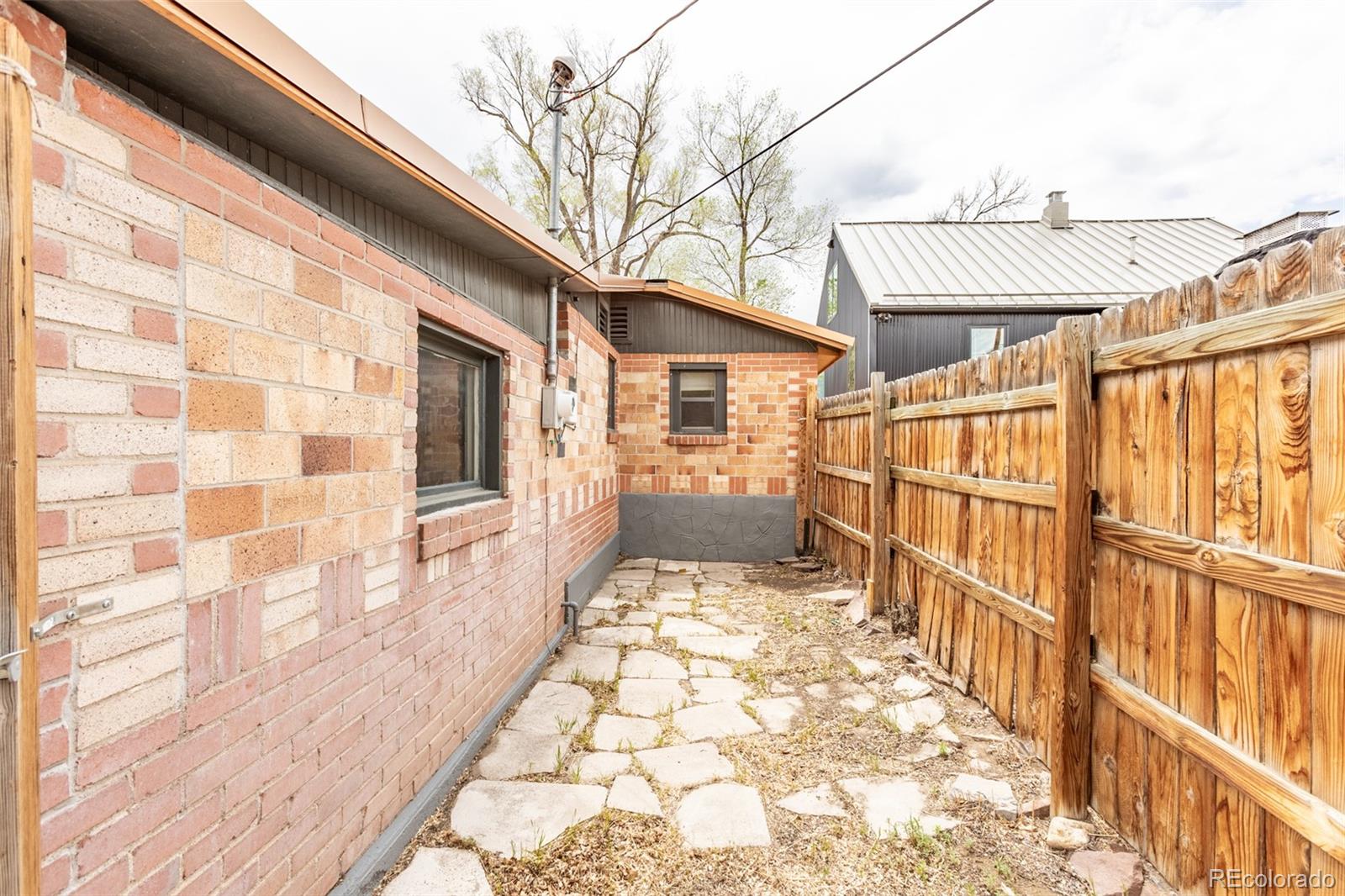 548 E 3rd Street