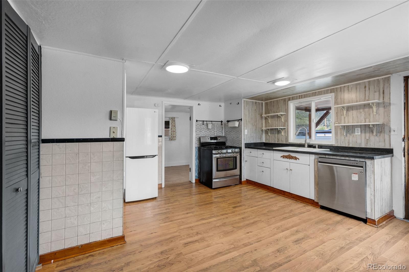 548 E 3rd Street