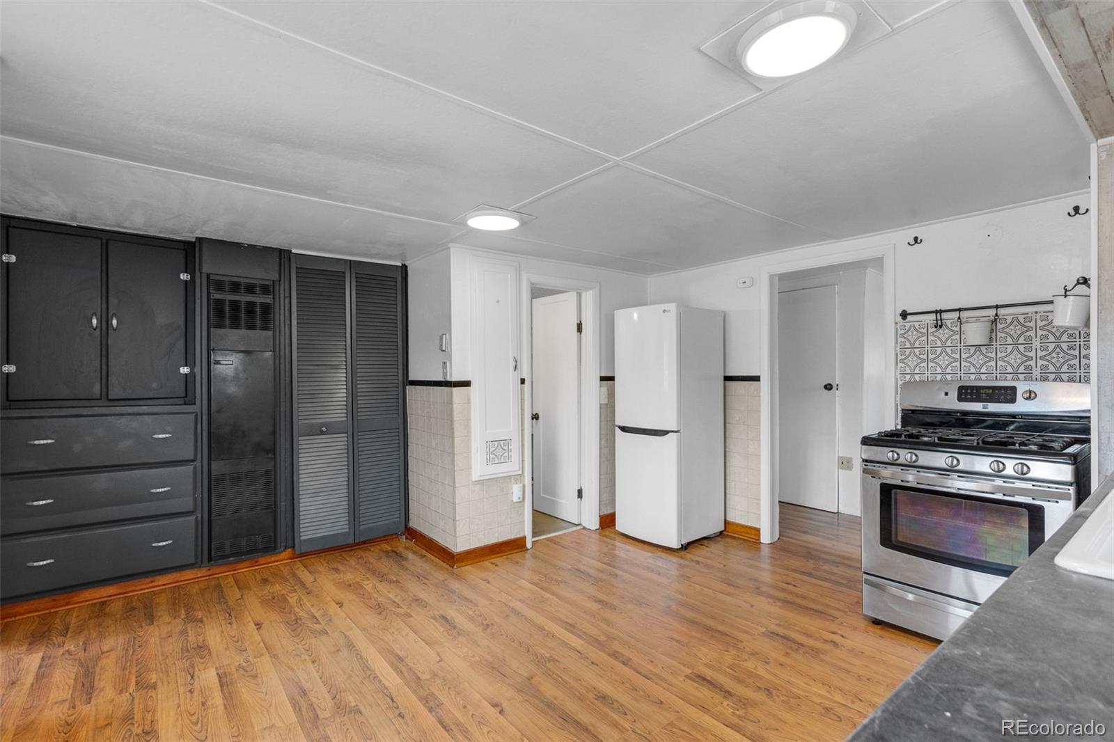 548 E 3rd Street