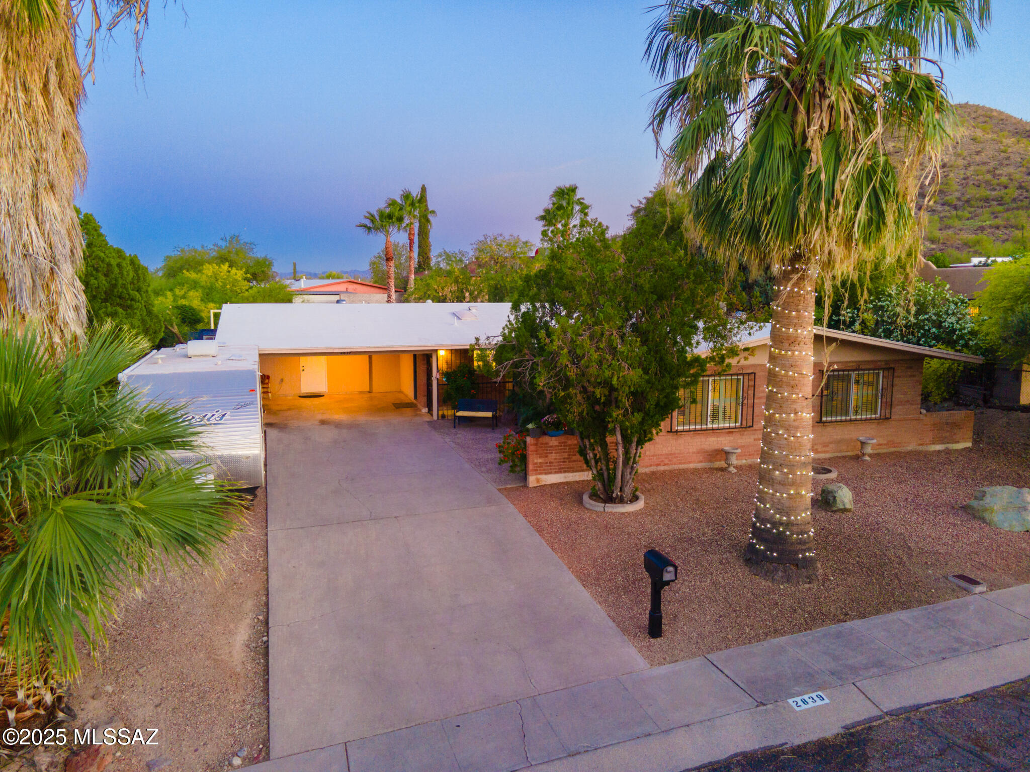 2839 W Calle Arandas