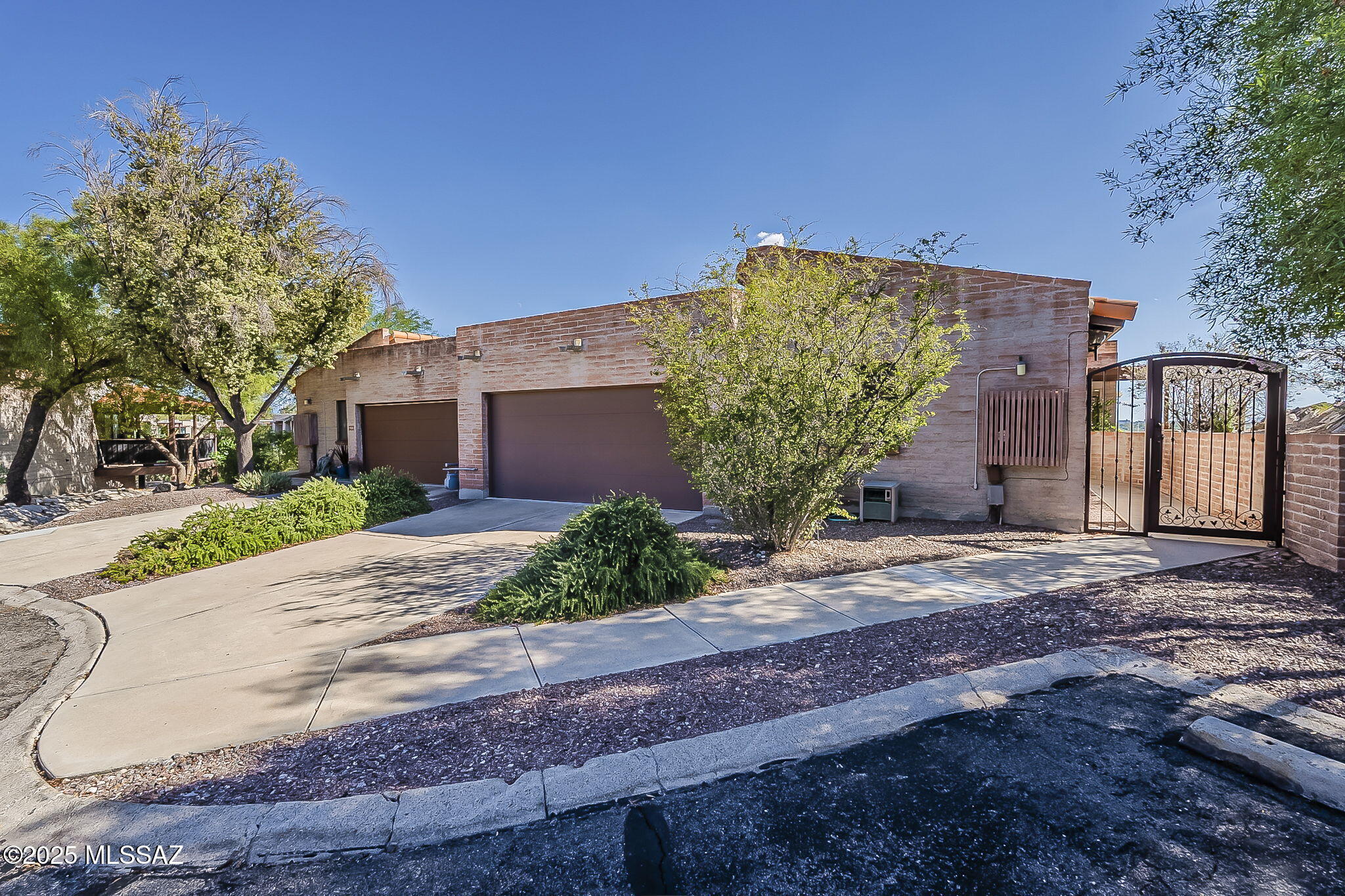 1900 E Campbell Terrace