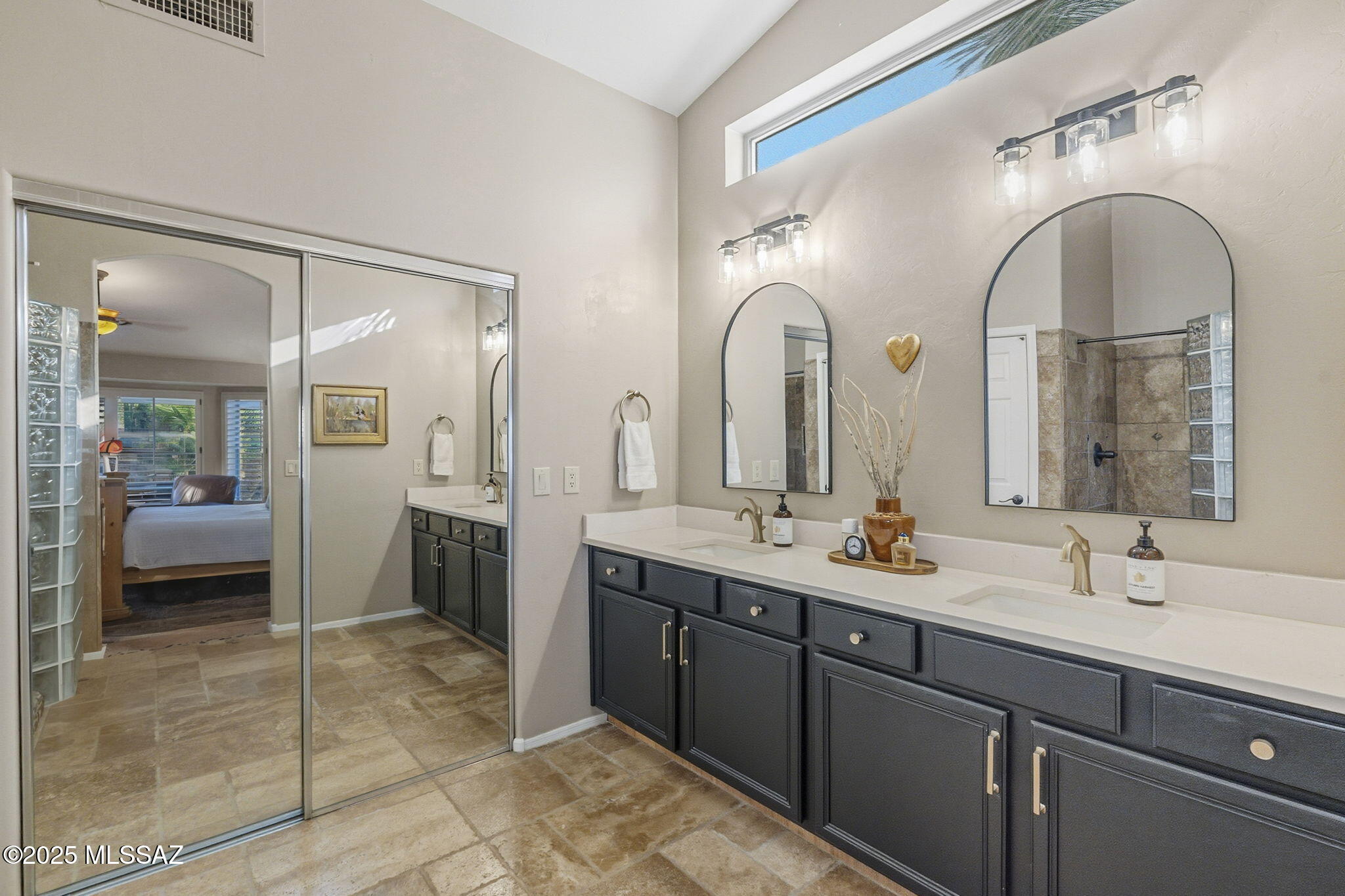 1950 E Desert Lark Pass