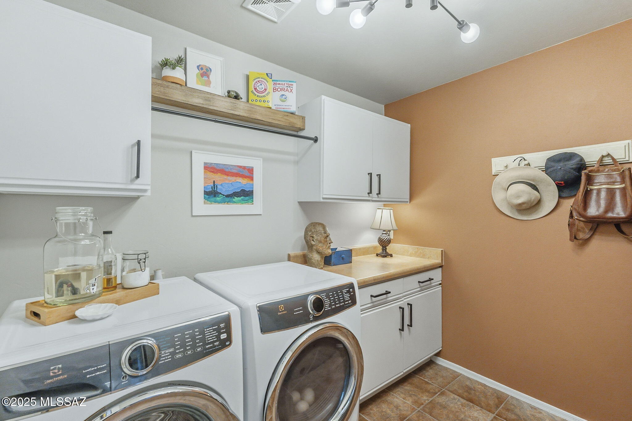 1950 E Desert Lark Pass