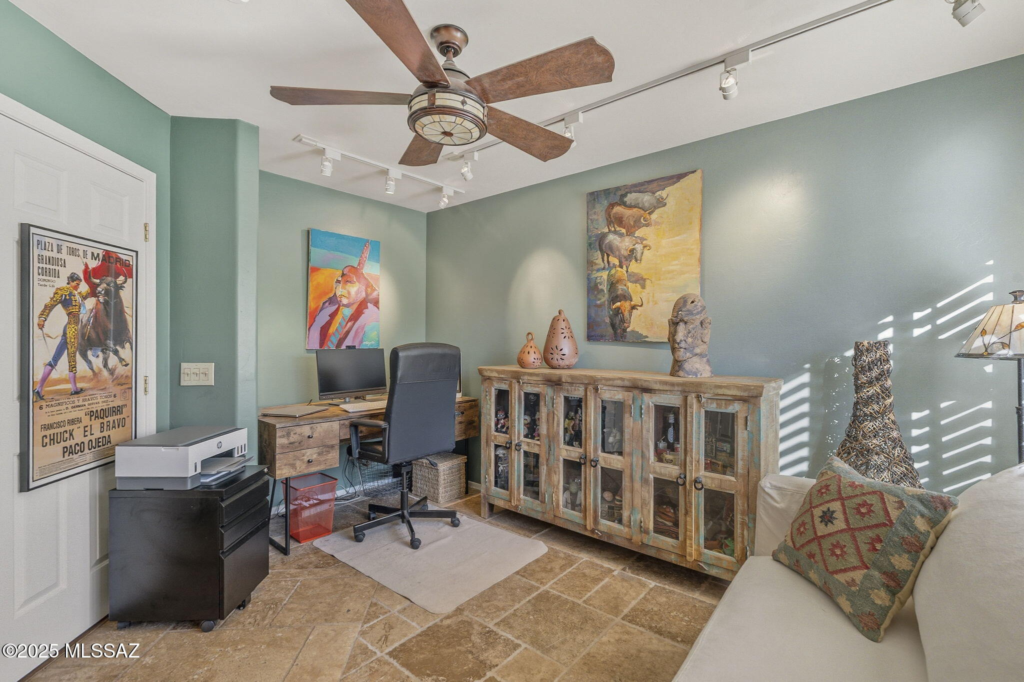 1950 E Desert Lark Pass