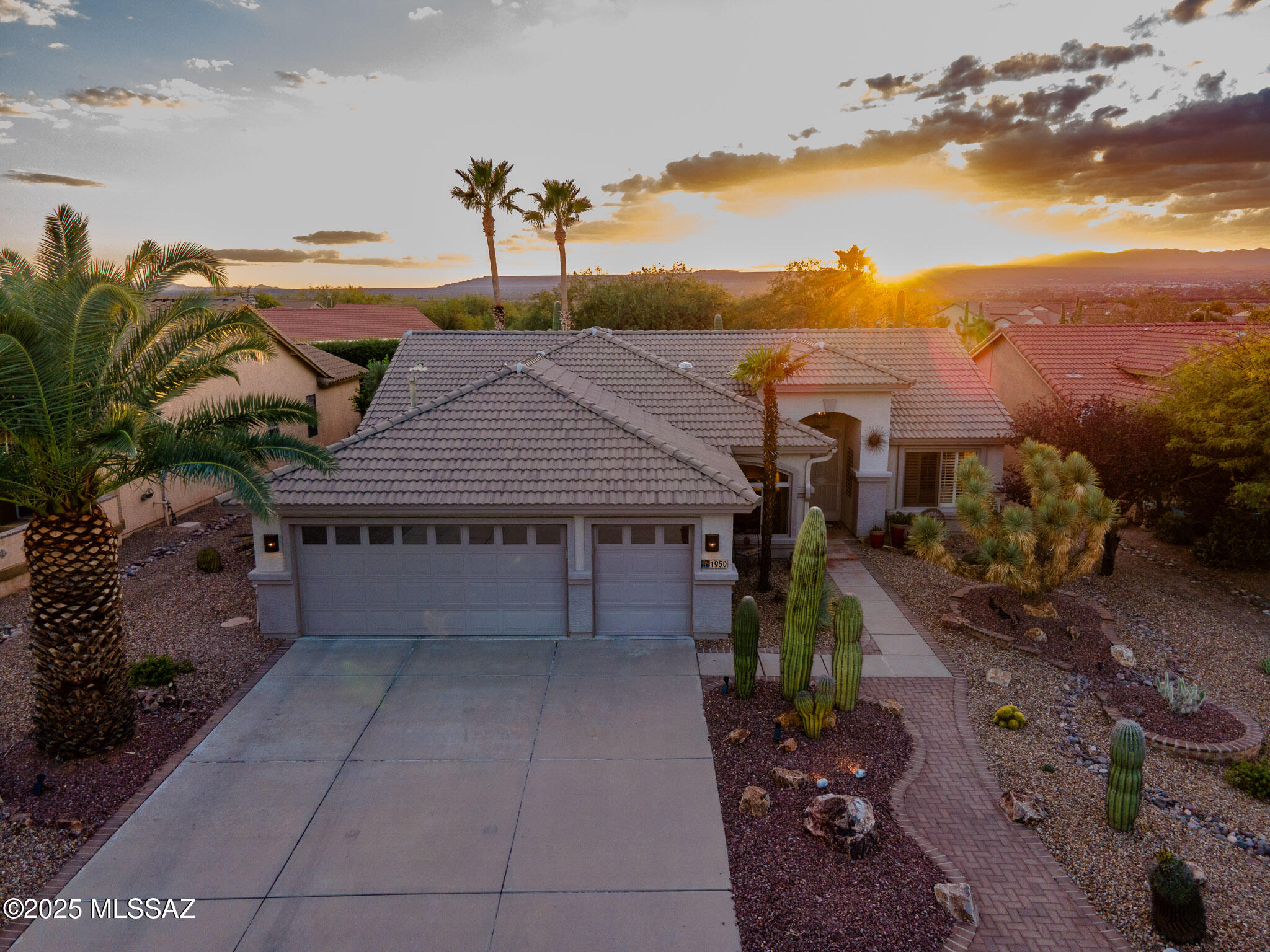 1950 E Desert Lark Pass