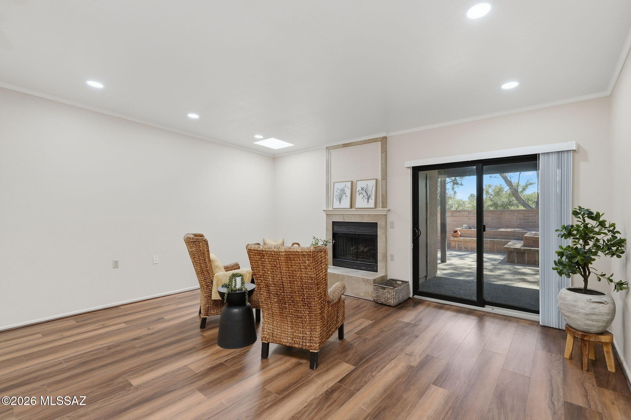 851 W Calle De Emilia