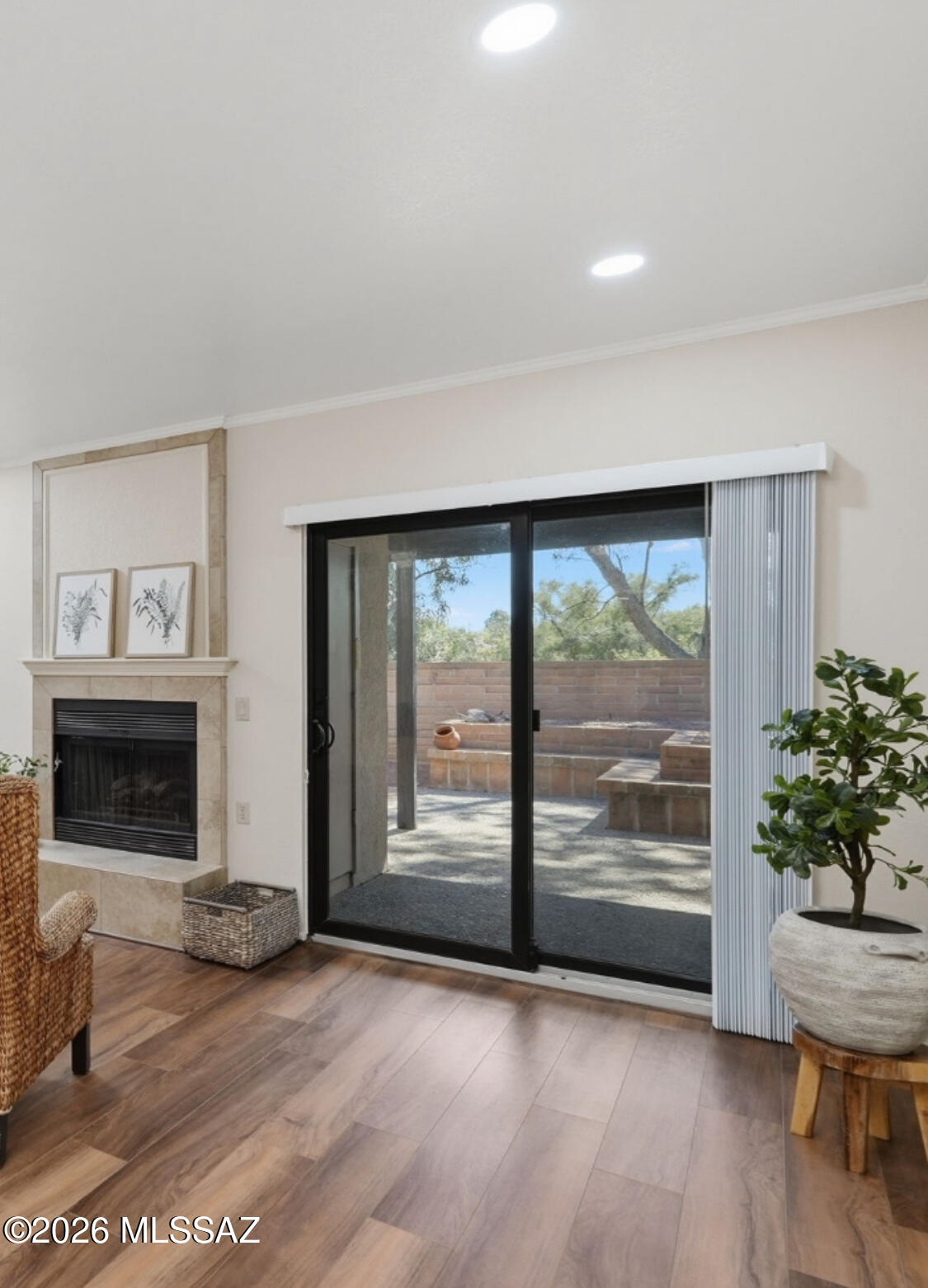 851 W Calle De Emilia