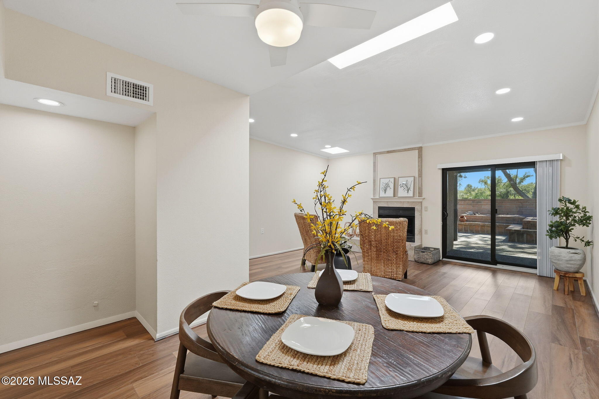 851 W Calle De Emilia