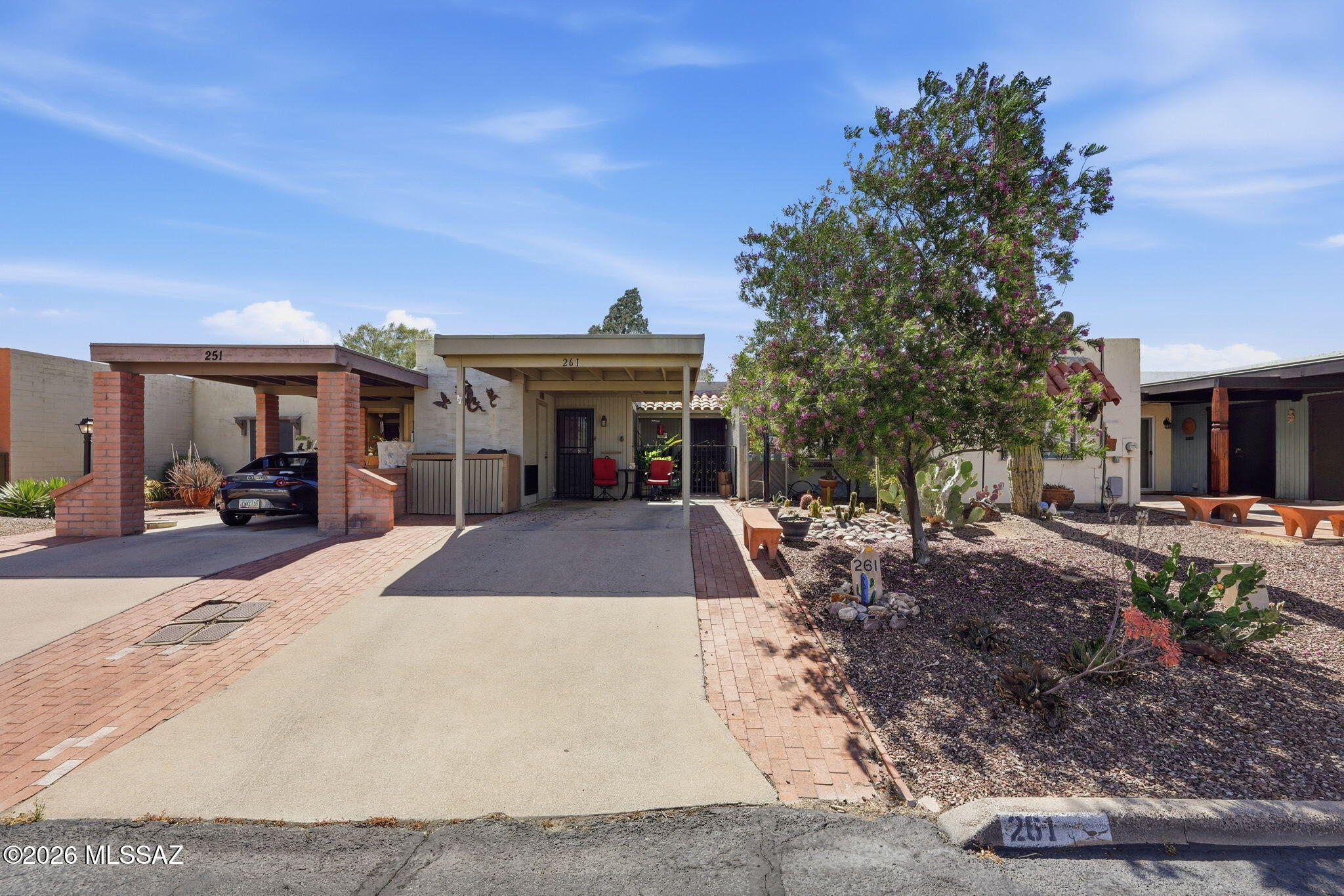261 N Calle Del Lago