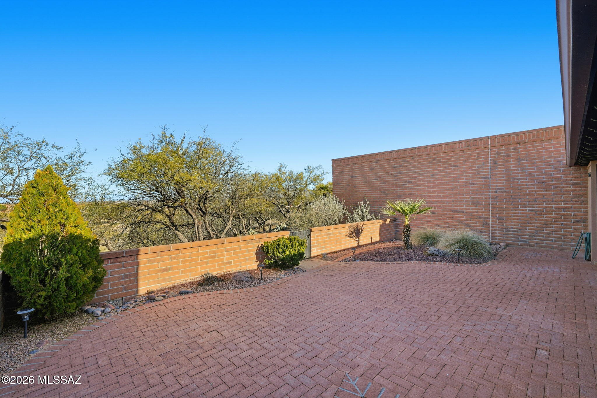 1040 W Camino Del Pato