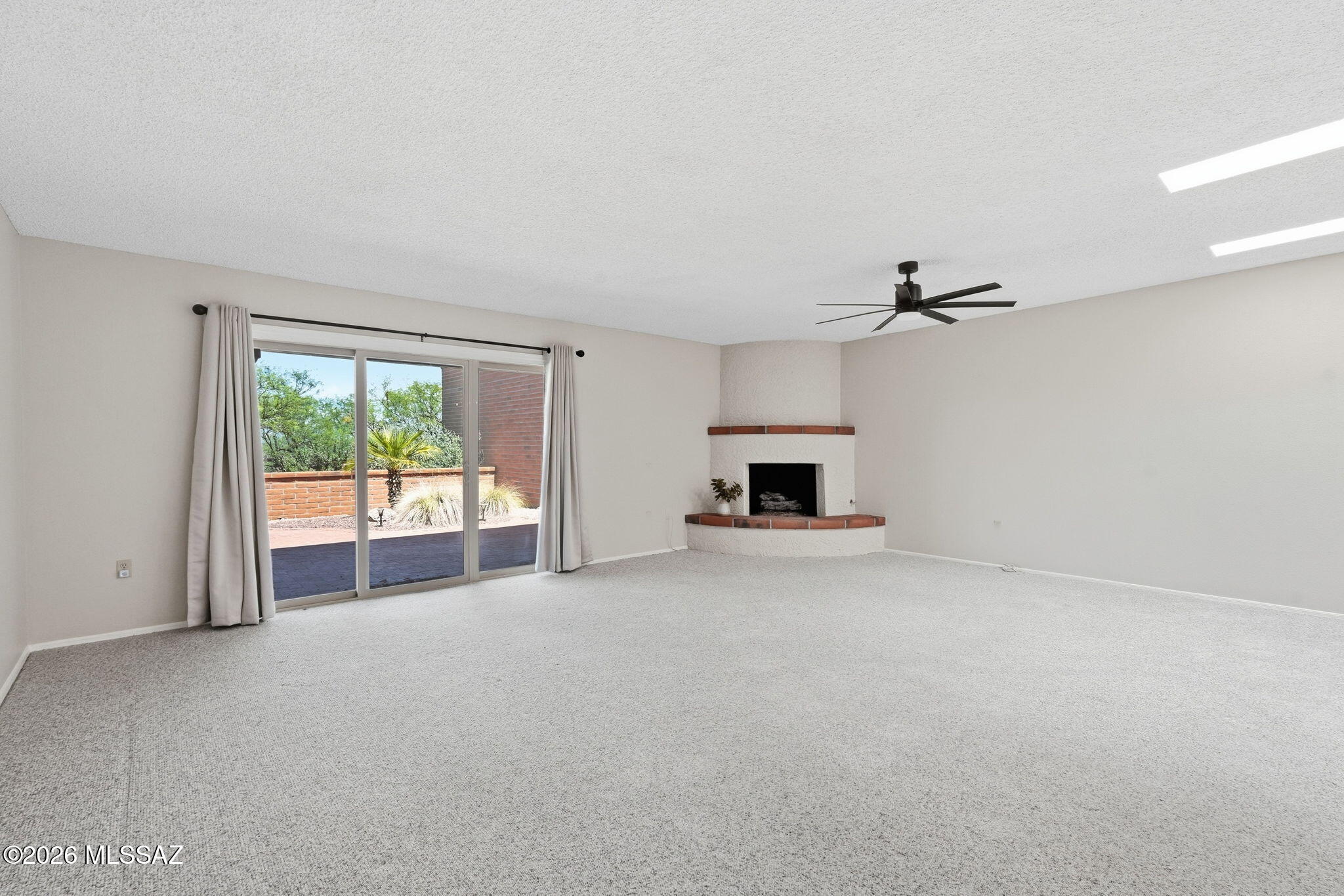 1040 W Camino Del Pato