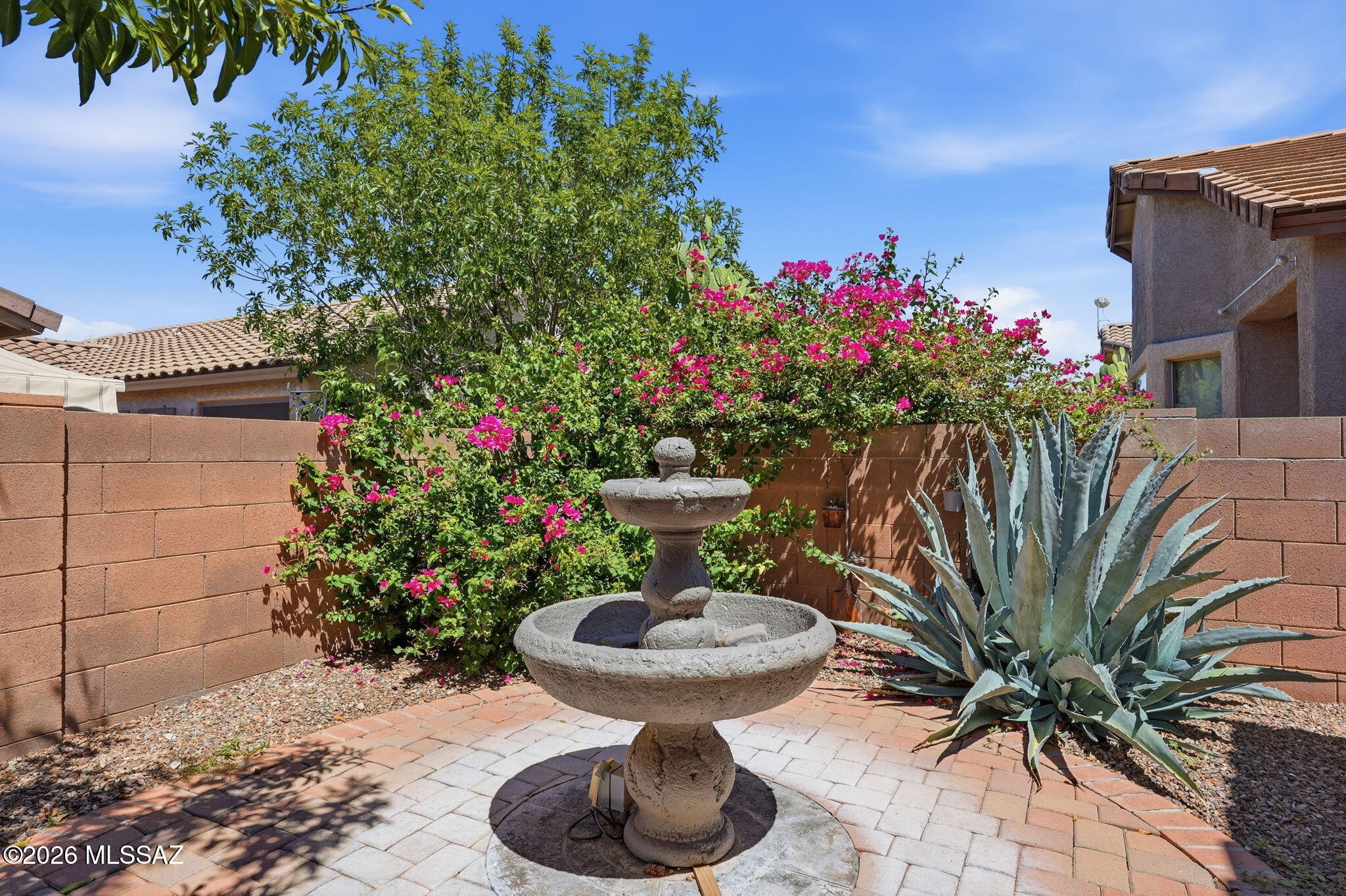 252 W Calle Media Luz