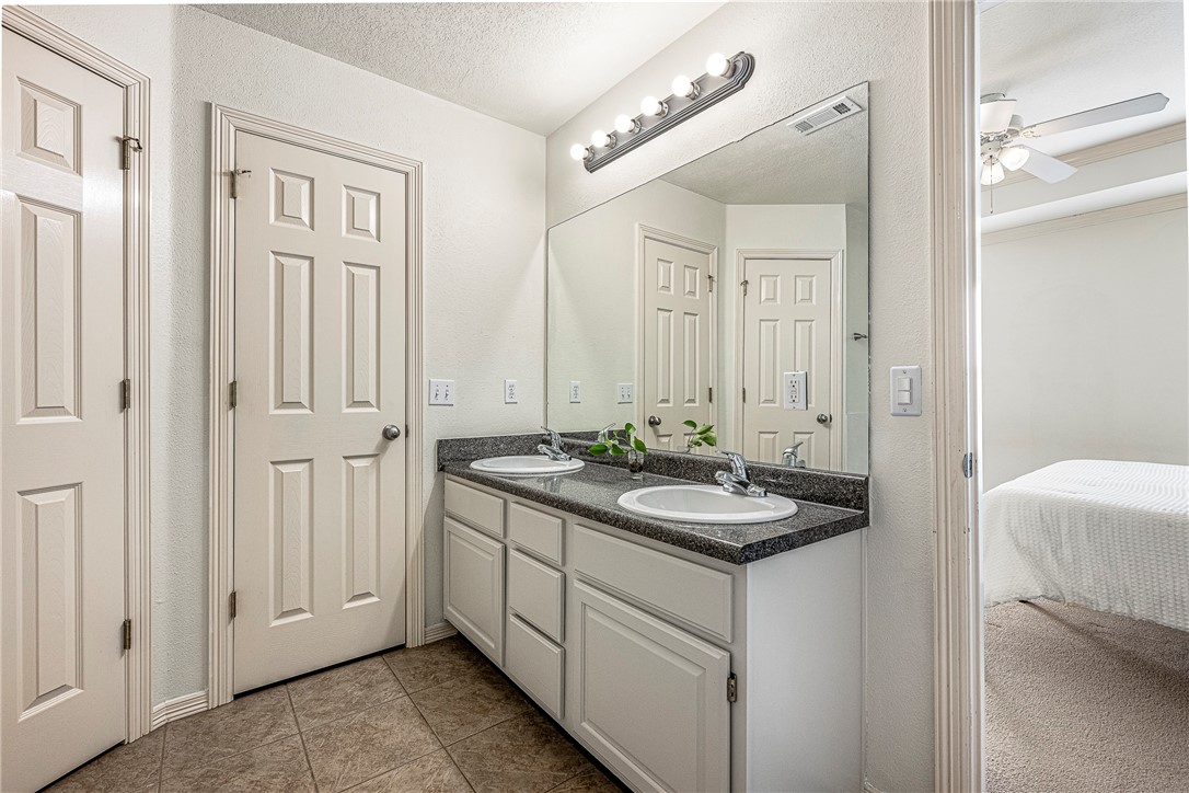 210 E Thistlewood Avenue