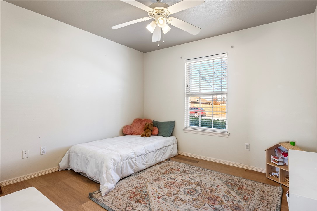 210 E Thistlewood Avenue