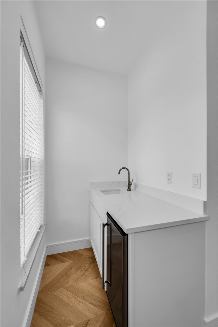 500 SW B Street 3