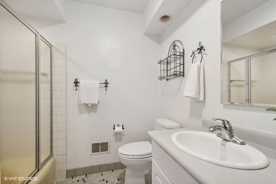 2736 Lincoln Lane