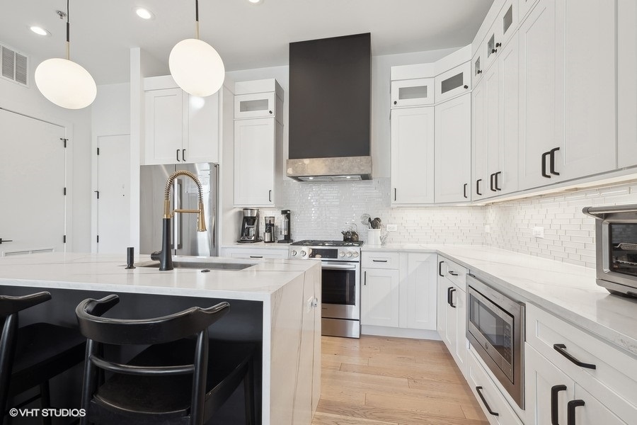 4405 N Richmond Street Unit: 202