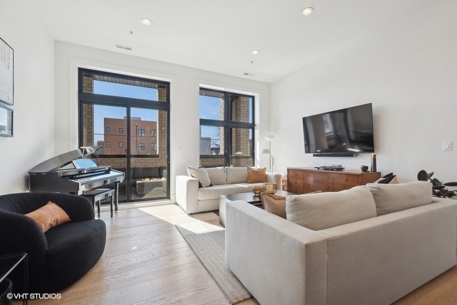 4405 N Richmond Street Unit: 202