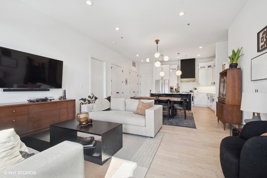 4405 N Richmond Street Unit: 202
