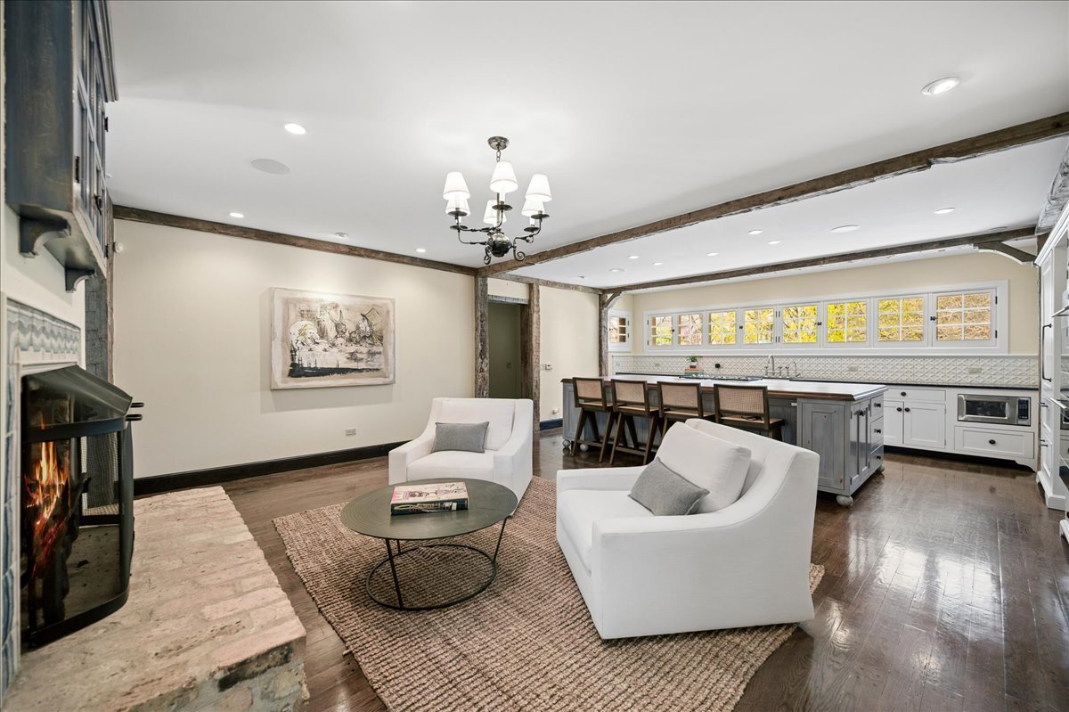 2448 Lincolnwood Drive