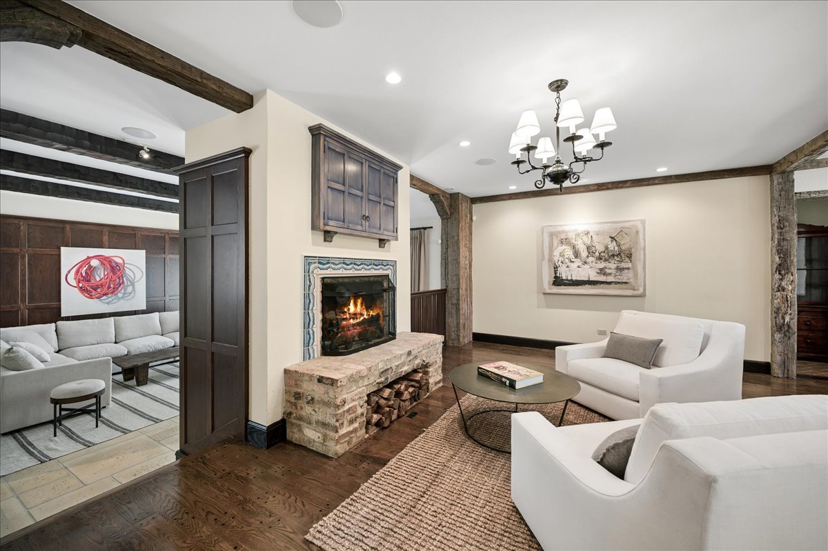 2448 Lincolnwood Drive