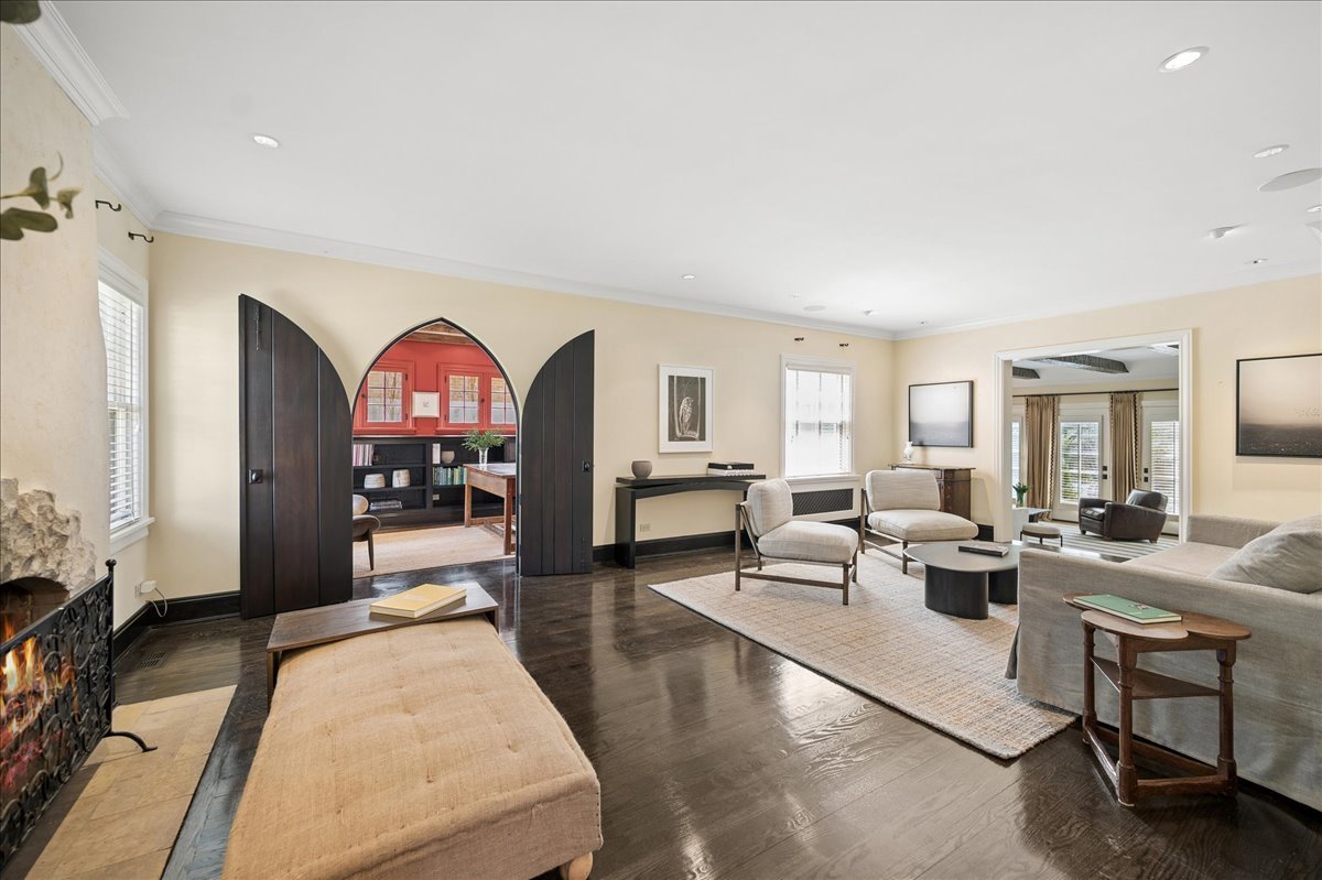 2448 Lincolnwood Drive