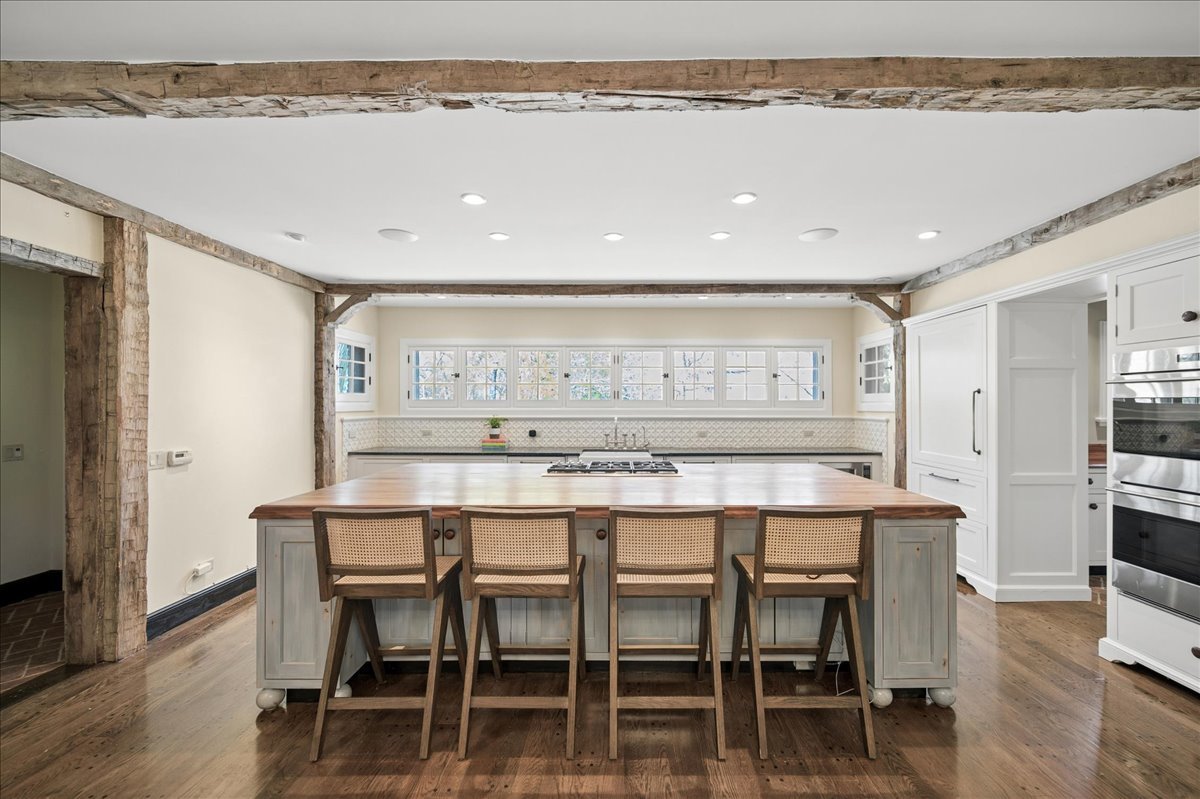 2448 Lincolnwood Drive