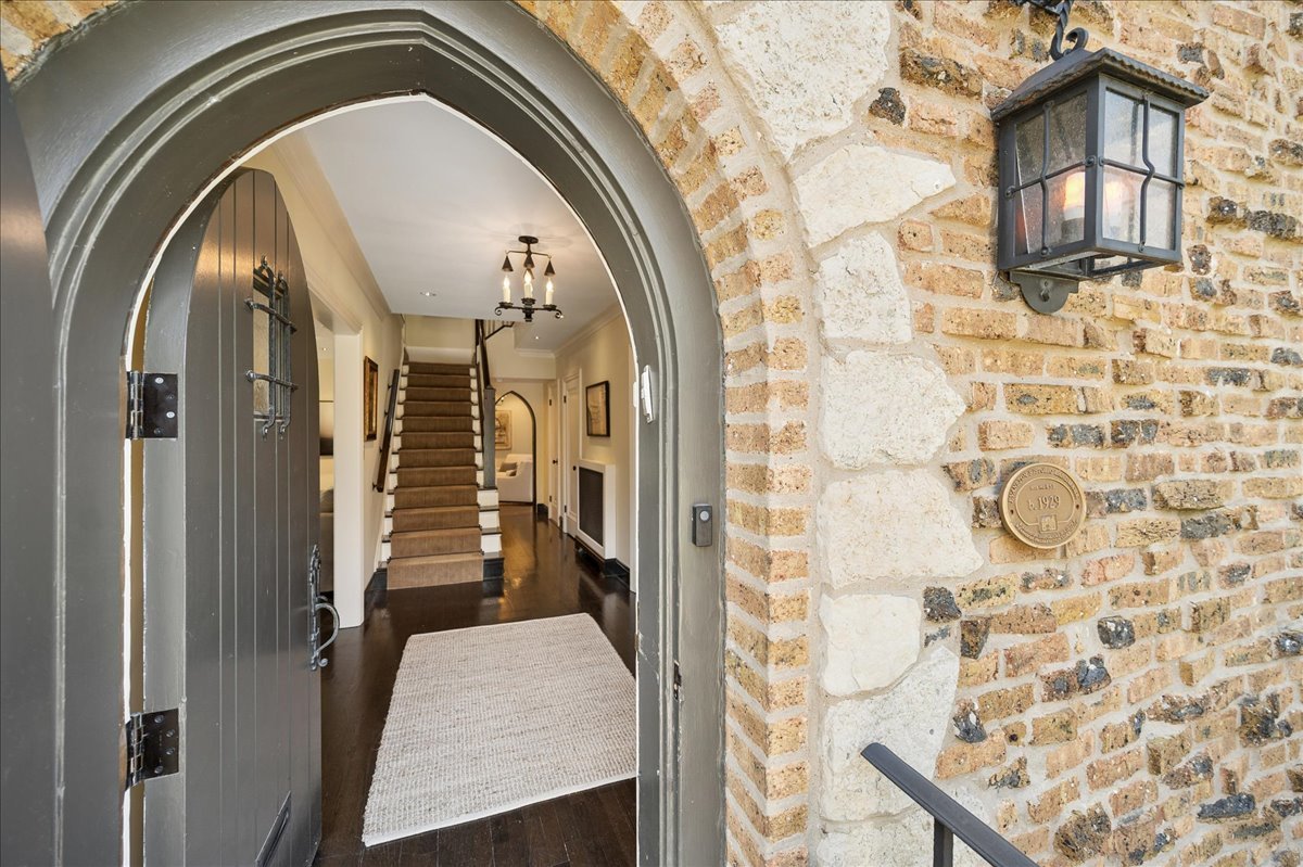 2448 Lincolnwood Drive