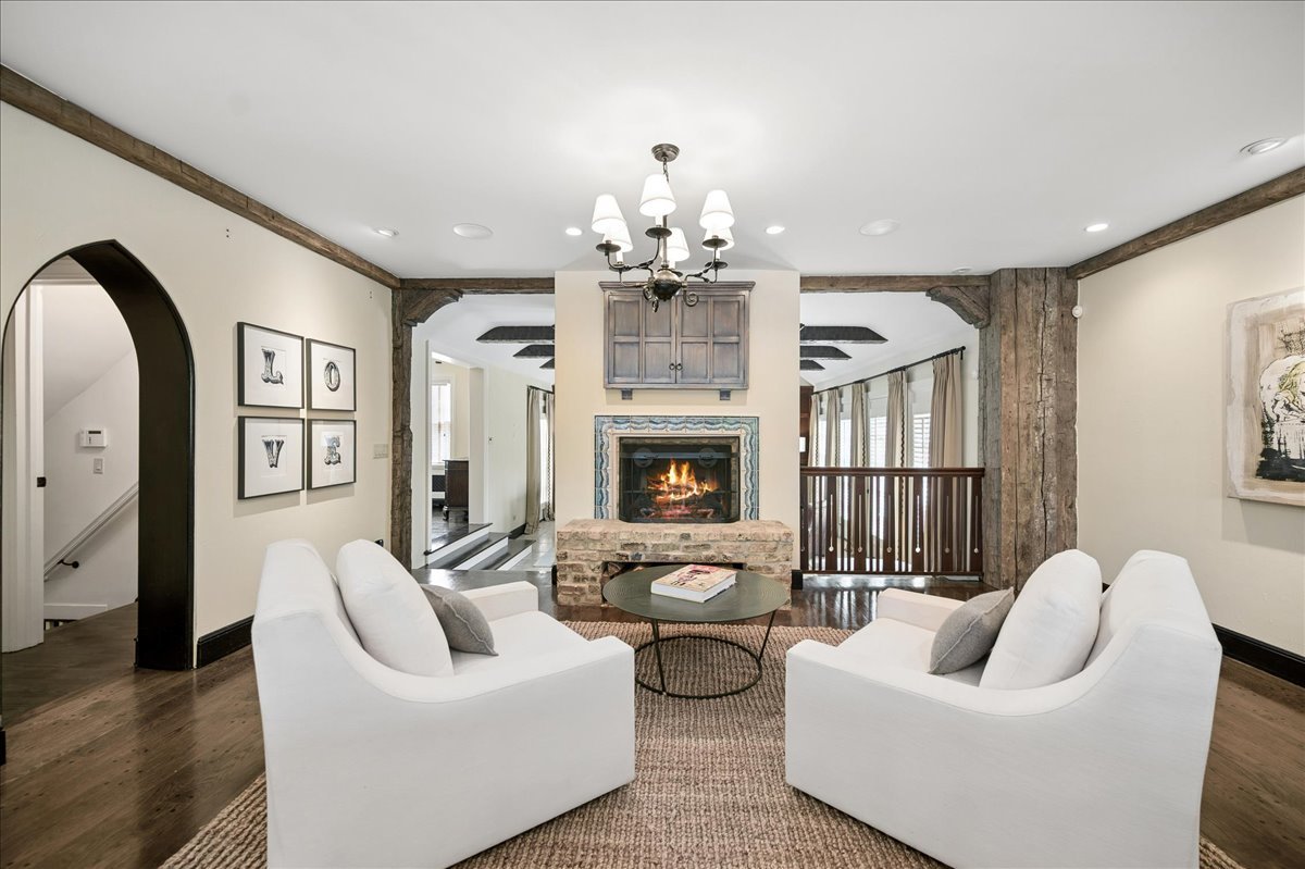 2448 Lincolnwood Drive