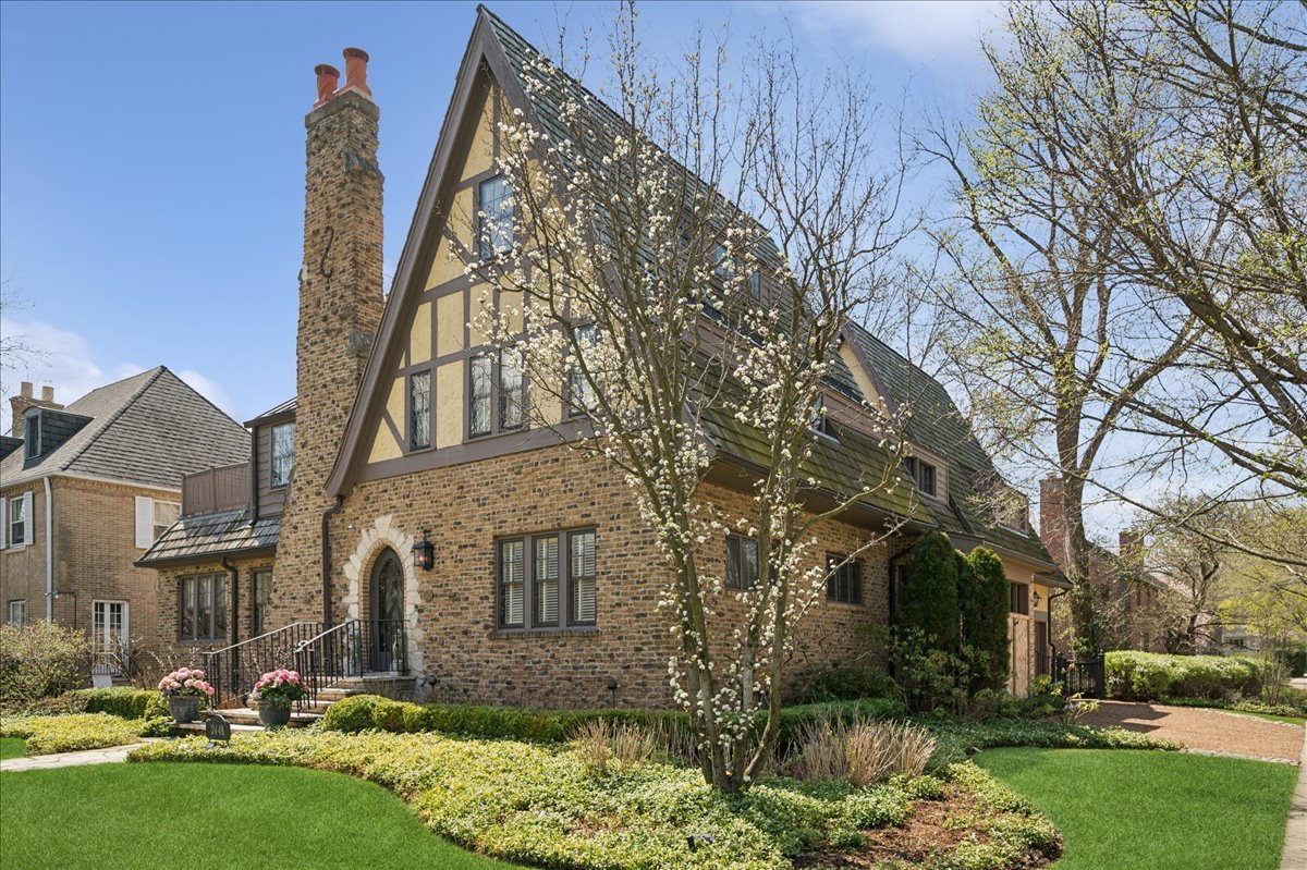 2448 Lincolnwood Drive