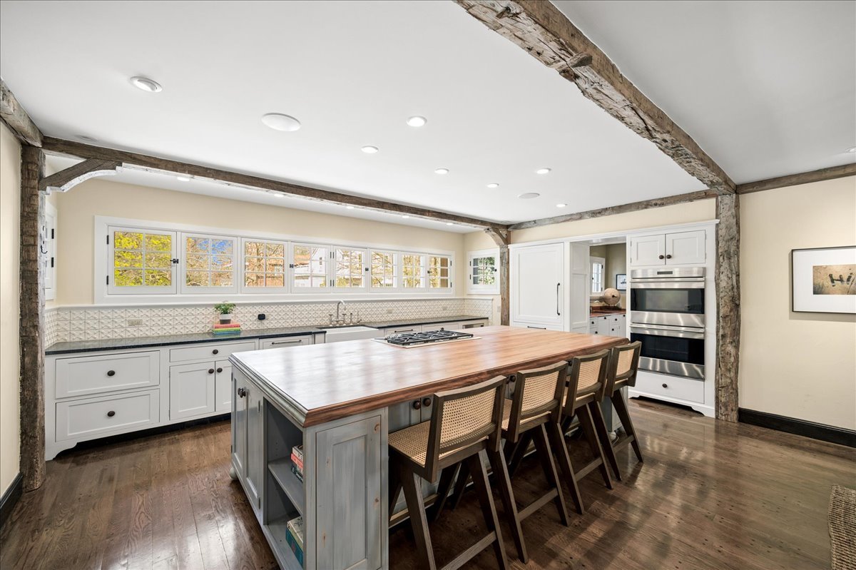 2448 Lincolnwood Drive